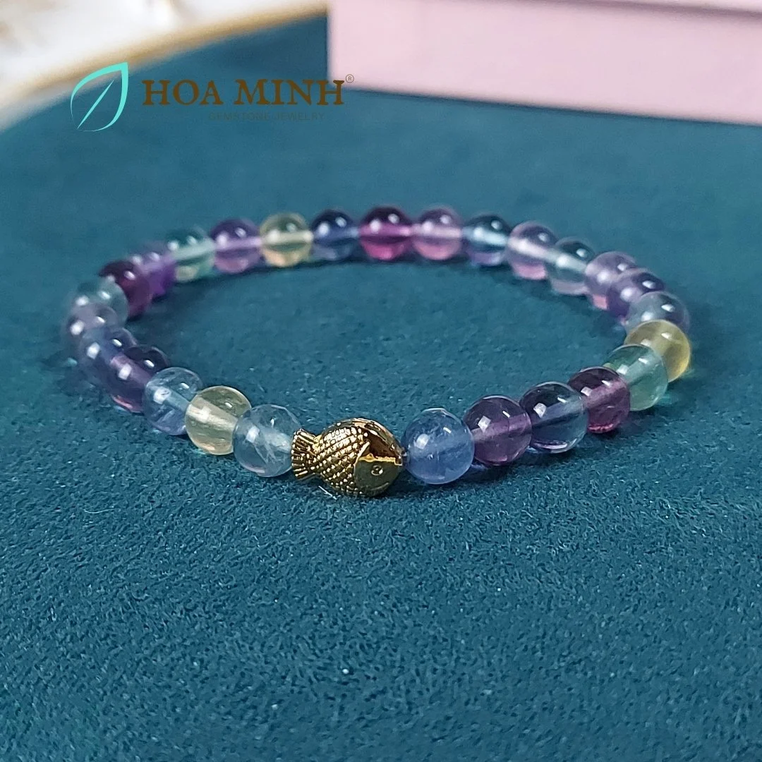 Vòng tay phong thủy đá Fluorite size hạt 6.8 li phối charm xỏ ngang cá chép xi vàng thanh lịch, tài lộc