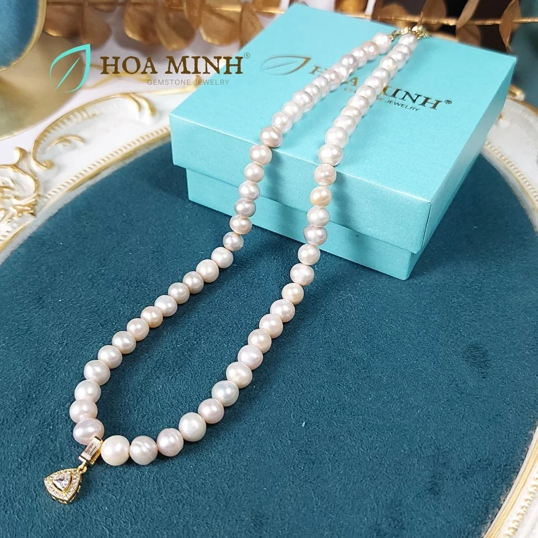 Chuỗi cổ Ngọc Trai nuôi tự nhiên màu ánh hồng size hạt 7.2 li phối mặt đính đá tấm tam giác dài dây 40-45cm tuyệt đẹp