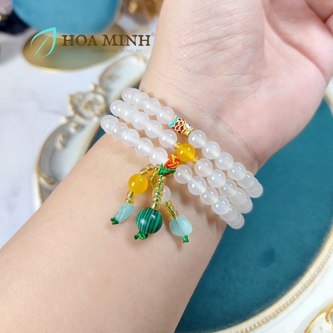 7-vong-tay-quan-3-da-ma-nao-trang-size-hat-6-3-li-mix-charm-ca-xo-ngang-vien-da-amazonite-cung-mot-so-loai-da-ma-nao-mau-thoi-trang-hoa-minh-gem.jpg