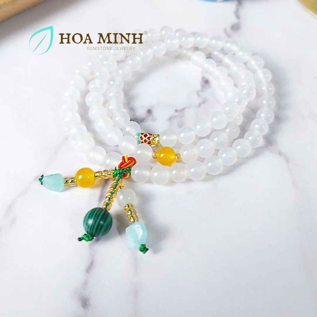 11-vong-tay-quan-3-da-ma-nao-trang-size-hat-6-3-li-mix-charm-ca-xo-ngang-vien-da-amazonite-cung-mot-so-loai-da-ma-nao-mau-thoi-trang-hoa-minh-gem.jpg