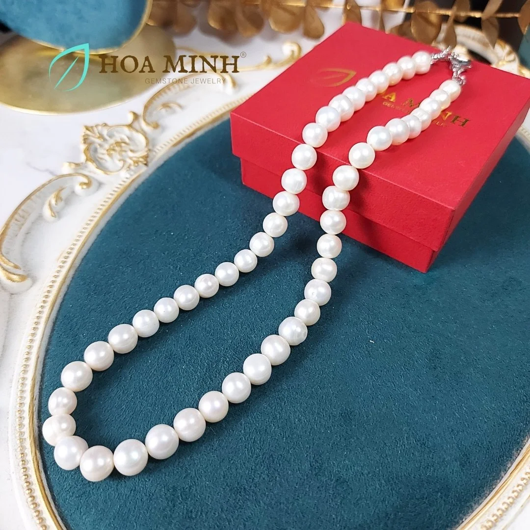 9-chuoi-co-ngoc-trai-trang-nuoi-nuoc-ngot-tu-nhien-rat-dep-size-ngoc-8-9-li-dai-day-den-50cm-khoa-moc-cang-cua-cao-cap-hoa-minh-gem.jpg