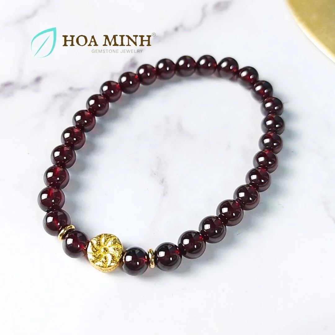 Vòng tay đá Garnet Ngọc Hồng Lựu size 6.3mm phối charm hoa bạc xi vàng