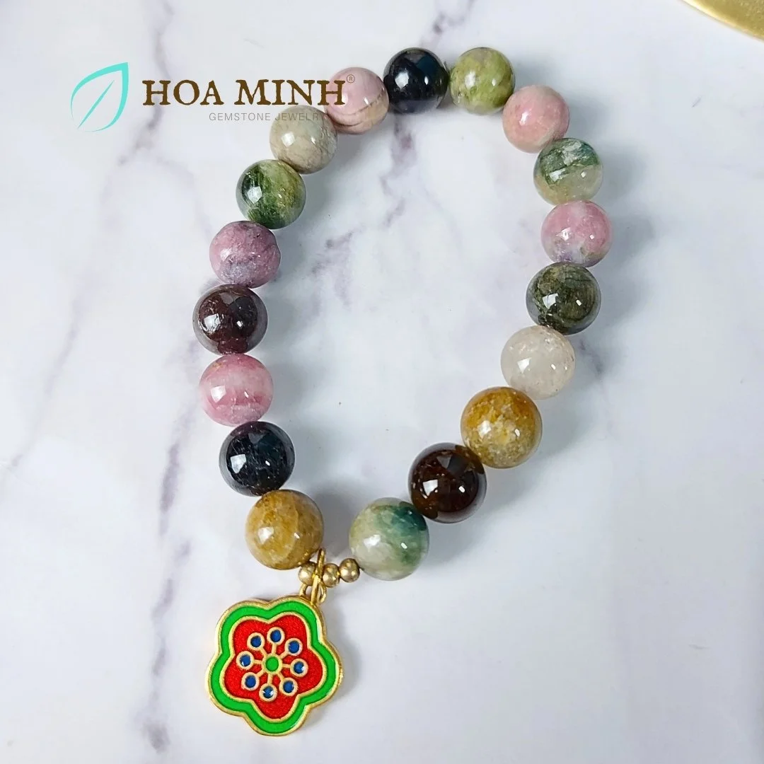 Vòng đá Tourmaline tự nhiên size hạt 10 li mix charm hoa mai 2 mặt phong cách thời trang, sang trọng