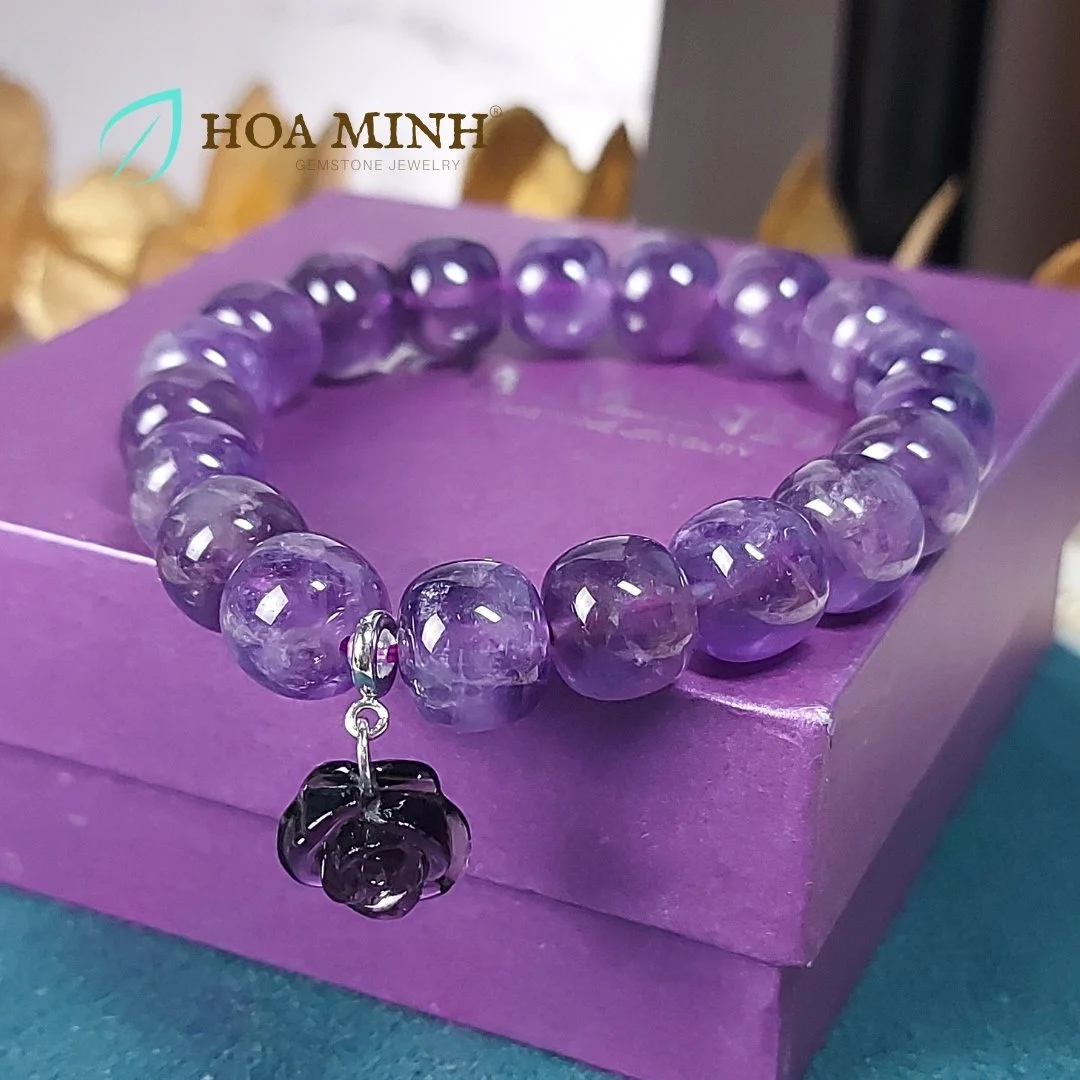 Vòng tay đá Thạch Anh Tím Amethyst tự nhiên size hạt 11 li phối charm treo hoa hồng đá tím phong cách hoàng gia, thời trang