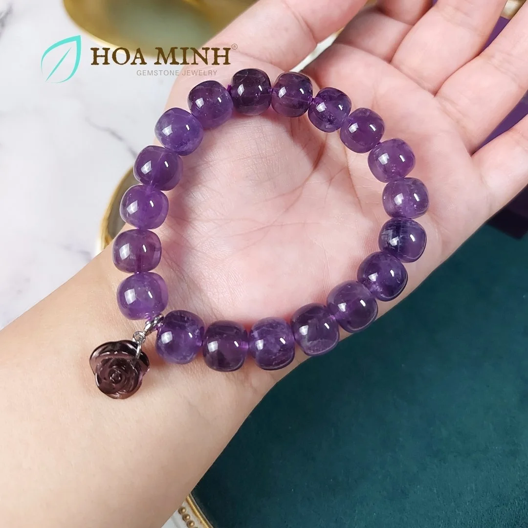 4-vong-tay-da-thach-anh-tim-amethyst-tu-nhien-size-hat-11-li-phoi-charm-treo-hoa-hong-da-tim-phong-cach-hoang-gia-thoi-trang-hoa-minh-gem.jpg