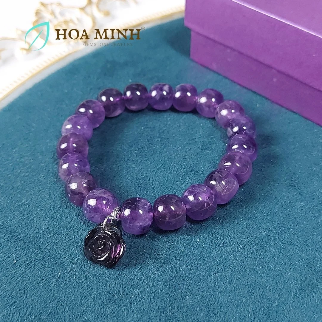 5-vong-tay-da-thach-anh-tim-amethyst-tu-nhien-size-hat-11-li-phoi-charm-treo-hoa-hong-da-tim-phong-cach-hoang-gia-thoi-trang-hoa-minh-gem.jpg