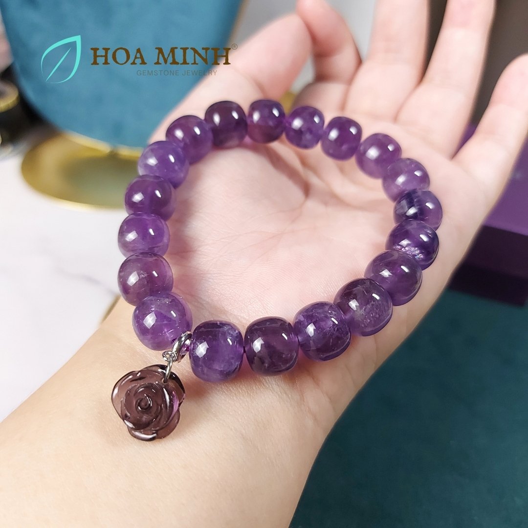 6-vong-tay-da-thach-anh-tim-amethyst-tu-nhien-size-hat-11-li-phoi-charm-treo-hoa-hong-da-tim-phong-cach-hoang-gia-thoi-trang-hoa-minh-gem.jpg