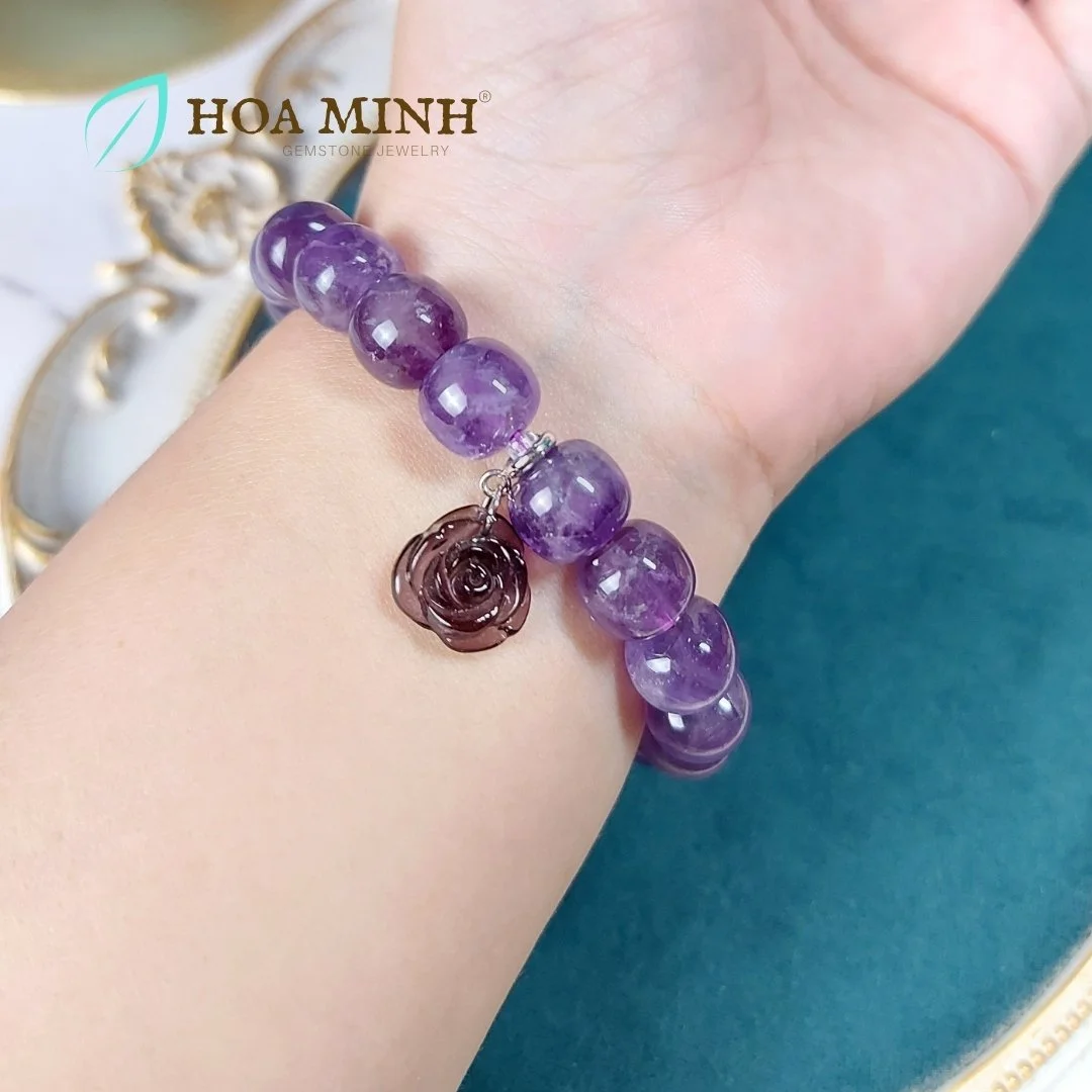 7-vong-tay-da-thach-anh-tim-amethyst-tu-nhien-size-hat-11-li-phoi-charm-treo-hoa-hong-da-tim-phong-cach-hoang-gia-thoi-trang-hoa-minh-gem.jpg