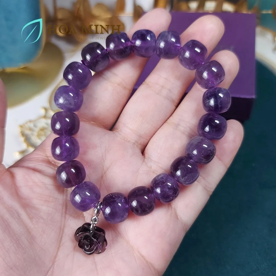 8-vong-tay-da-thach-anh-tim-amethyst-tu-nhien-size-hat-11-li-phoi-charm-treo-hoa-hong-da-tim-phong-cach-hoang-gia-thoi-trang-hoa-minh-gem.jpg