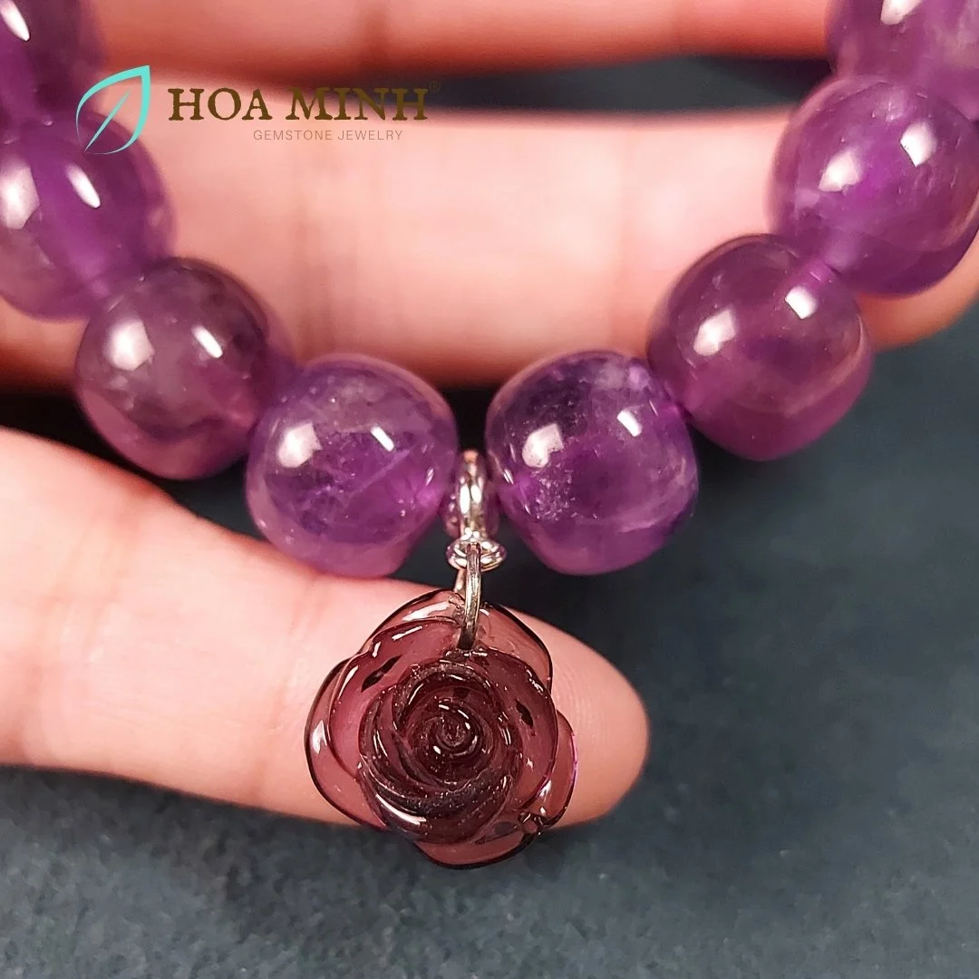 9-vong-tay-da-thach-anh-tim-amethyst-tu-nhien-size-hat-11-li-phoi-charm-treo-hoa-hong-da-tim-phong-cach-hoang-gia-thoi-trang-hoa-minh-gem.jpg