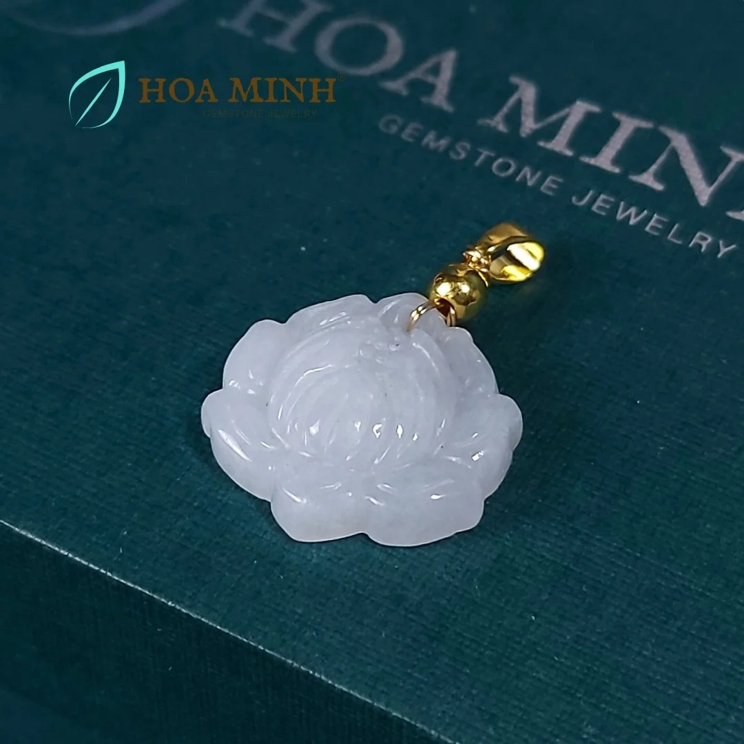 Mặt dây đá Cẩm Thạch trắng chạm hoa sen size 17x18.8mm phong thủy cát lành, may mắn
