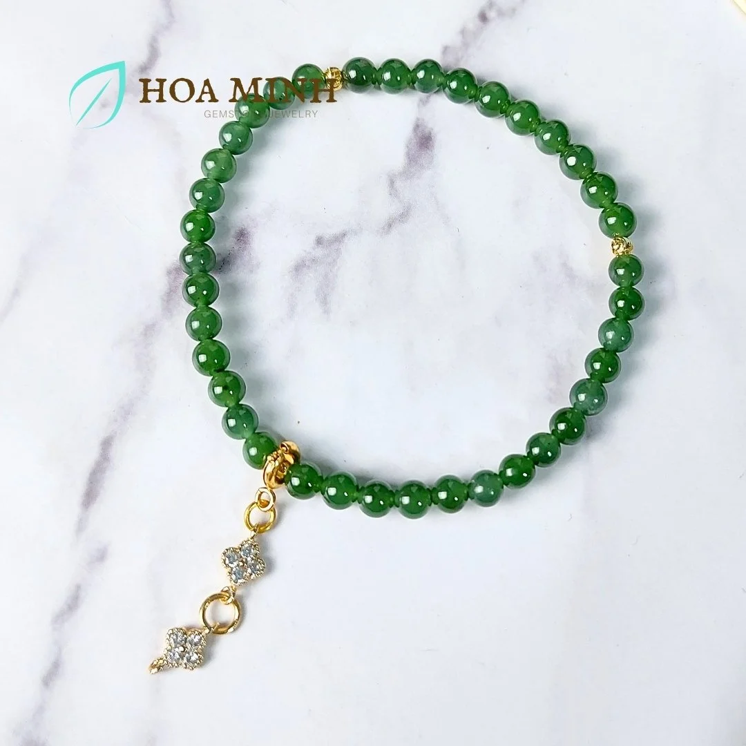 Vòng tay Ngọc Bích tự nhiên size mini 4.7 li phối charm treo cỏ 4 lá đính đá, bi cắt giác xinh xắn