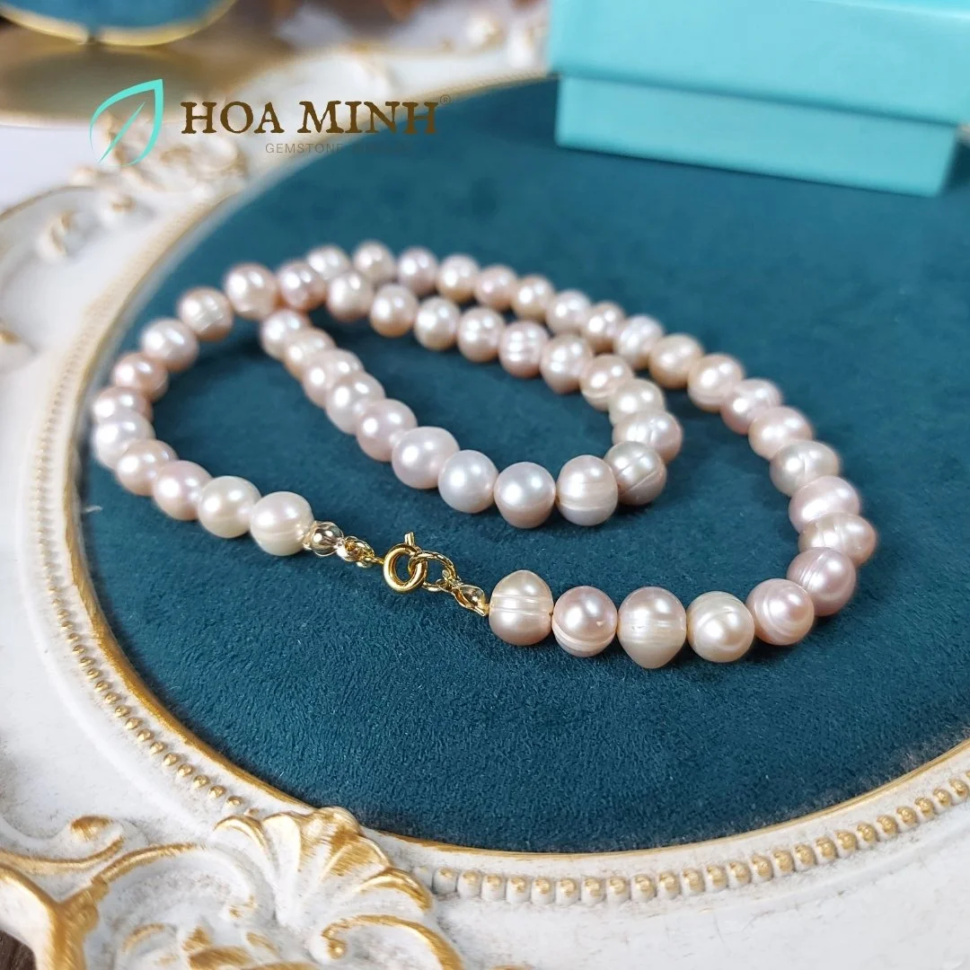4-chuoi-co-ngoc-trai-hong-phot-size-ngoc-8-9-li-dai-day-43cm-ngoc-trai-nuoi-nuoc-ngot-tu-nhien-phong-cach-kieu-diem-sang-trong-hoa-minh-gem.jpg