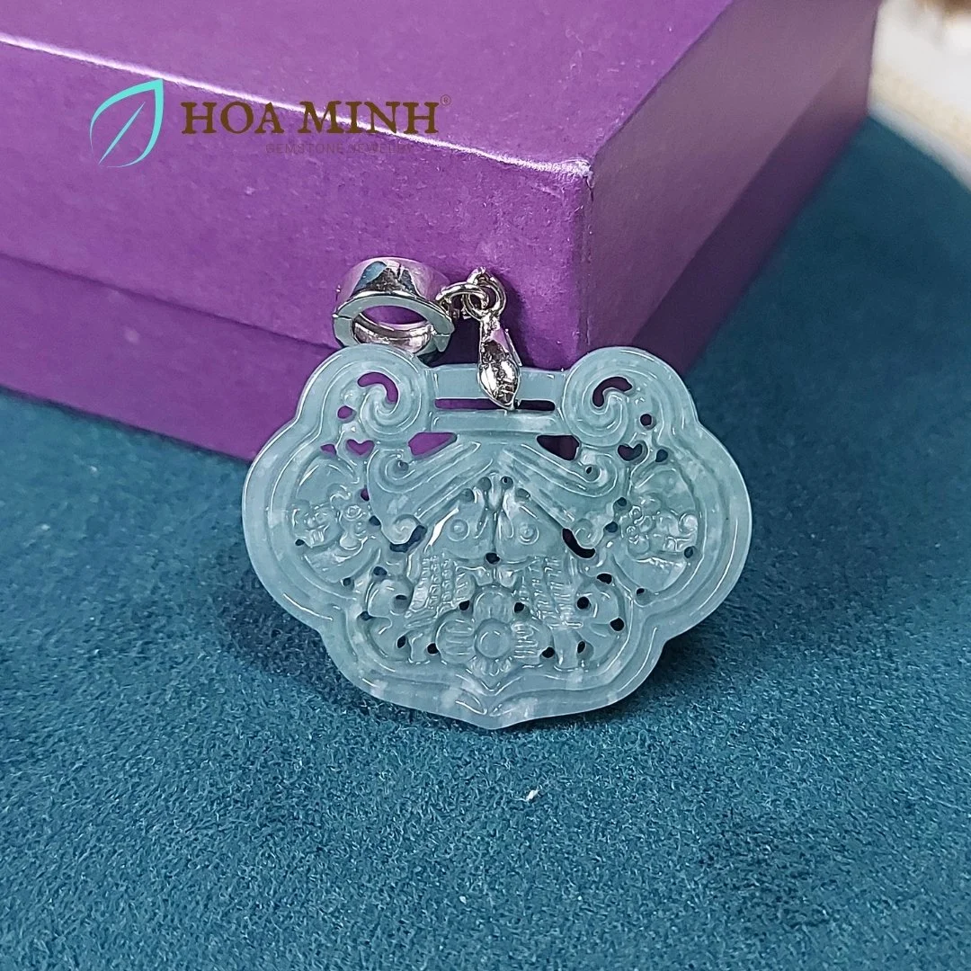 Mặt dây chuyền đá Cẩm Thạch Lam Ngọc chạm khắc kiểu khoá trường mệnh size 26x37mm an lành, cát tường