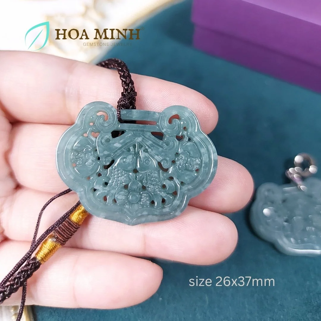 9-mat-day-chuyen-da-cam-thach-lam-ngoc-cham-khac-kieu-khoa-truong-menh-size-26x37mm-an-lanh-cat-tuong-hoa-minh-gem.jpg