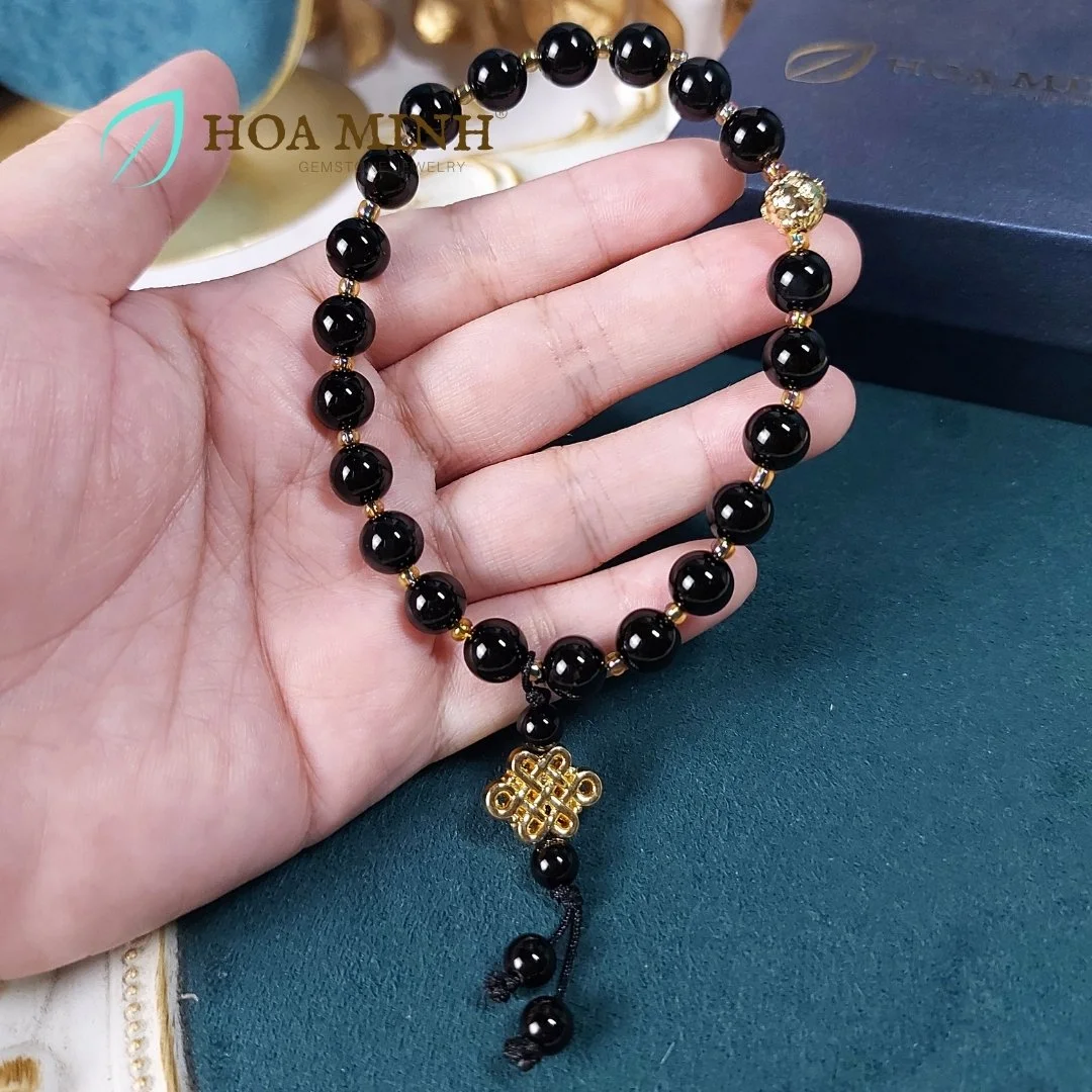 5-vong-chuoi-niem-21-vien-da-ma-nao-den-size-hat-8-li-phoi-charm-bi-vang-charm-nut-cat-tuong-xi-vang-binh-an-hoa-minh-gem.jpg