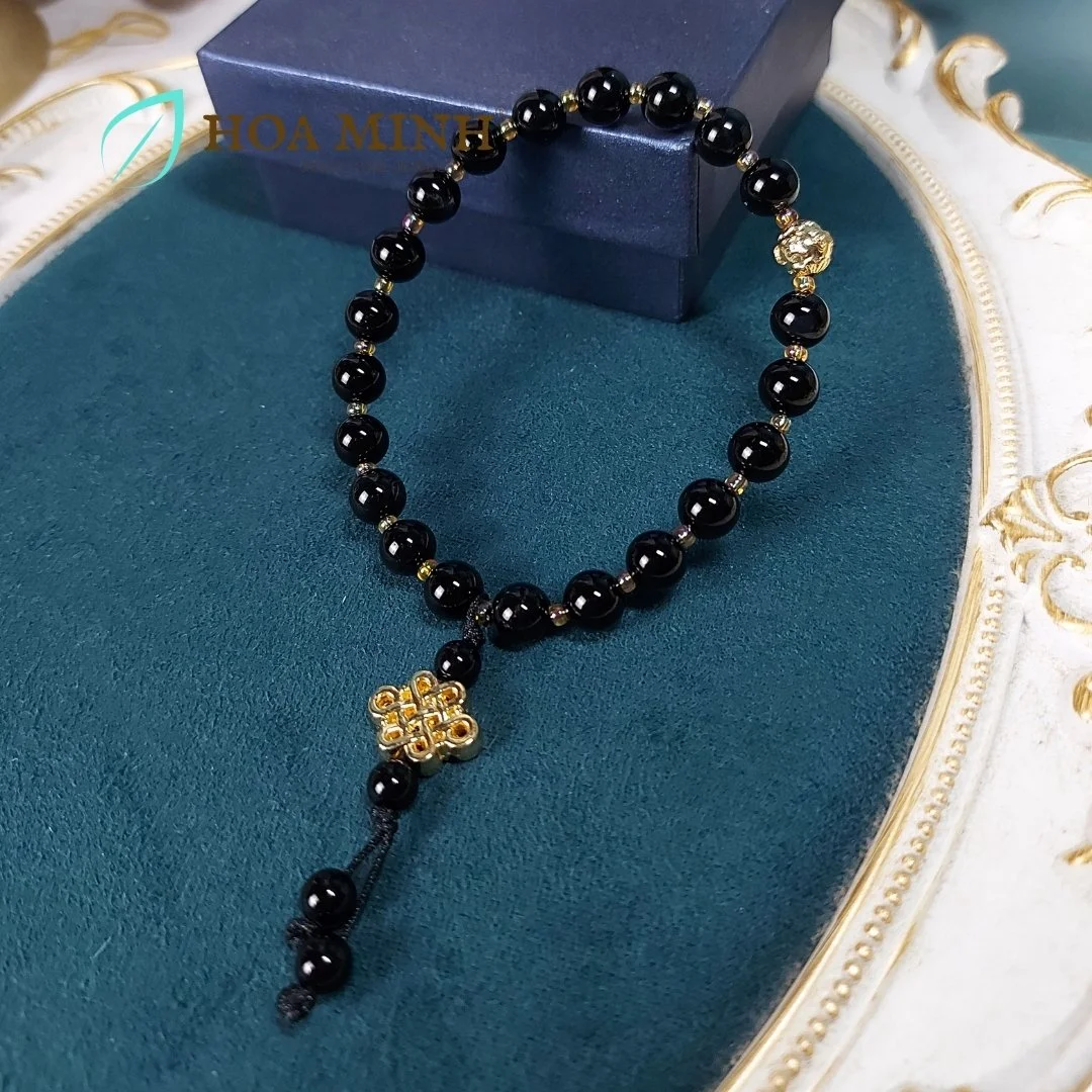 6-vong-chuoi-niem-21-vien-da-ma-nao-den-size-hat-8-li-phoi-charm-bi-vang-charm-nut-cat-tuong-xi-vang-binh-an-hoa-minh-gem.jpg