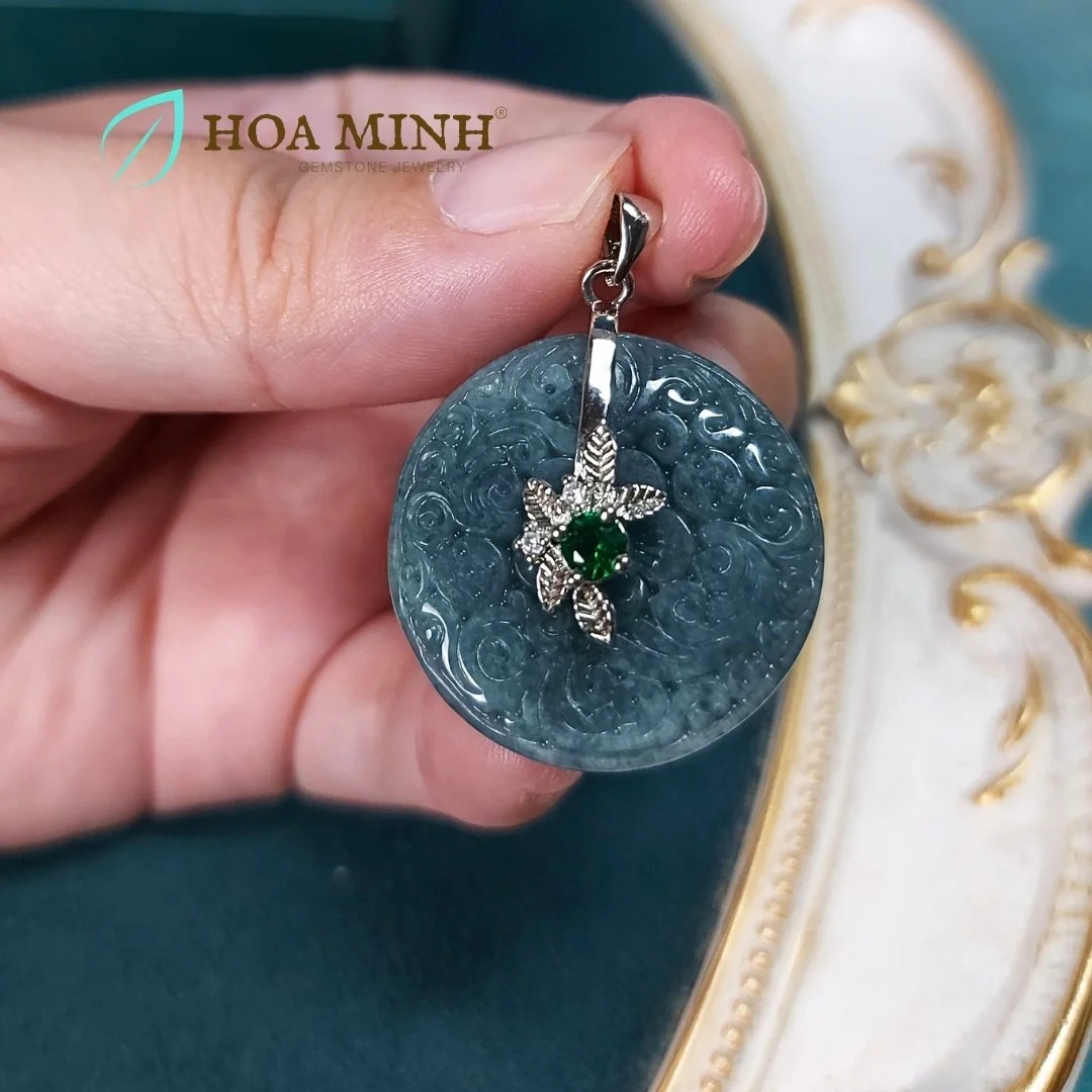 5-mat-day-dong-dieu-cam-thach-lam-ngoc-cham-khac-van-hoa-hoang-gia-dk-28mm-phong-thuy-may-man-binh-an-g132hmmd-hoa-minh-gem.jpg