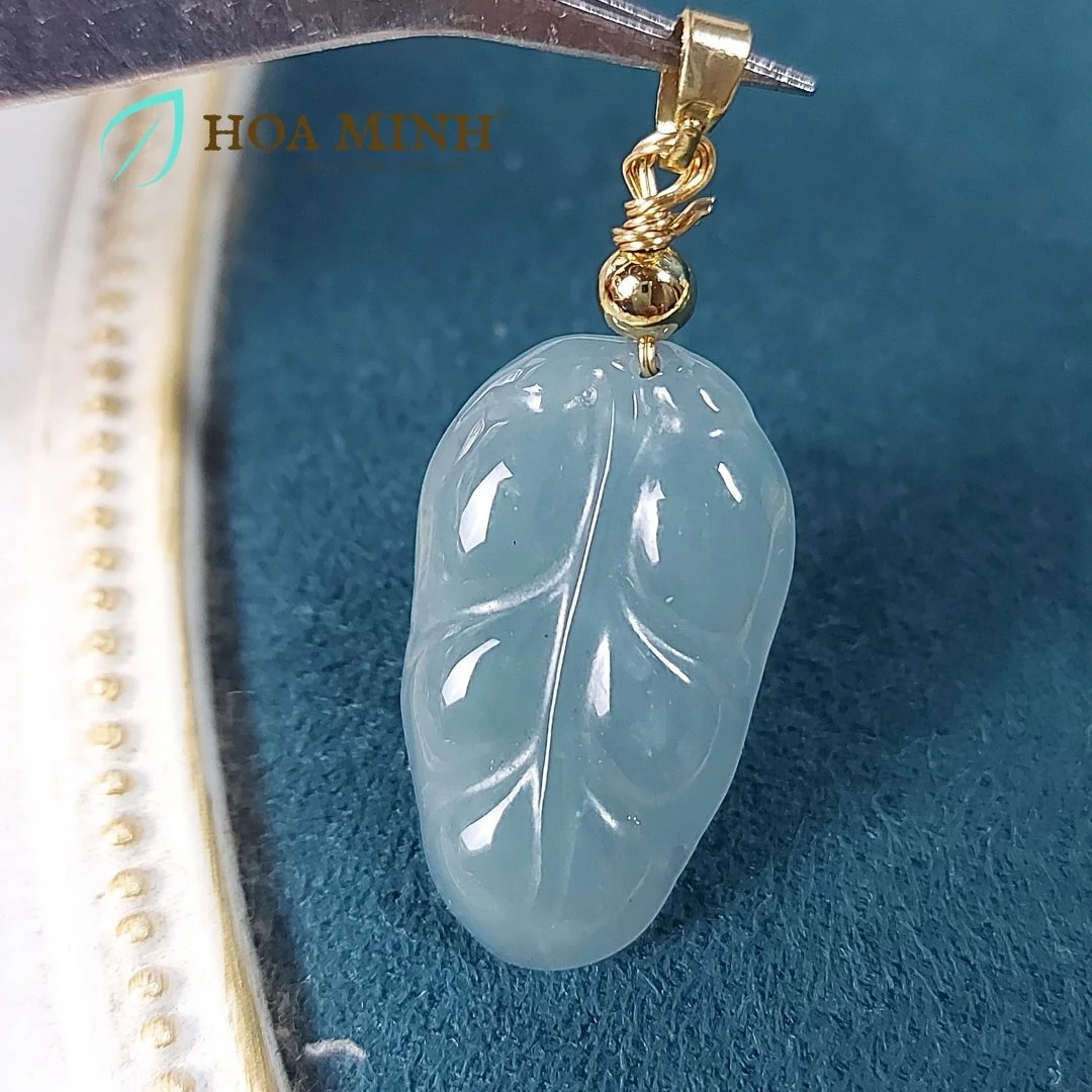 Mặt dây chuyền Cẩm Thạch lam ngọc VIP chạm chiếc lá size 15x25mm duyên dáng, thời trang