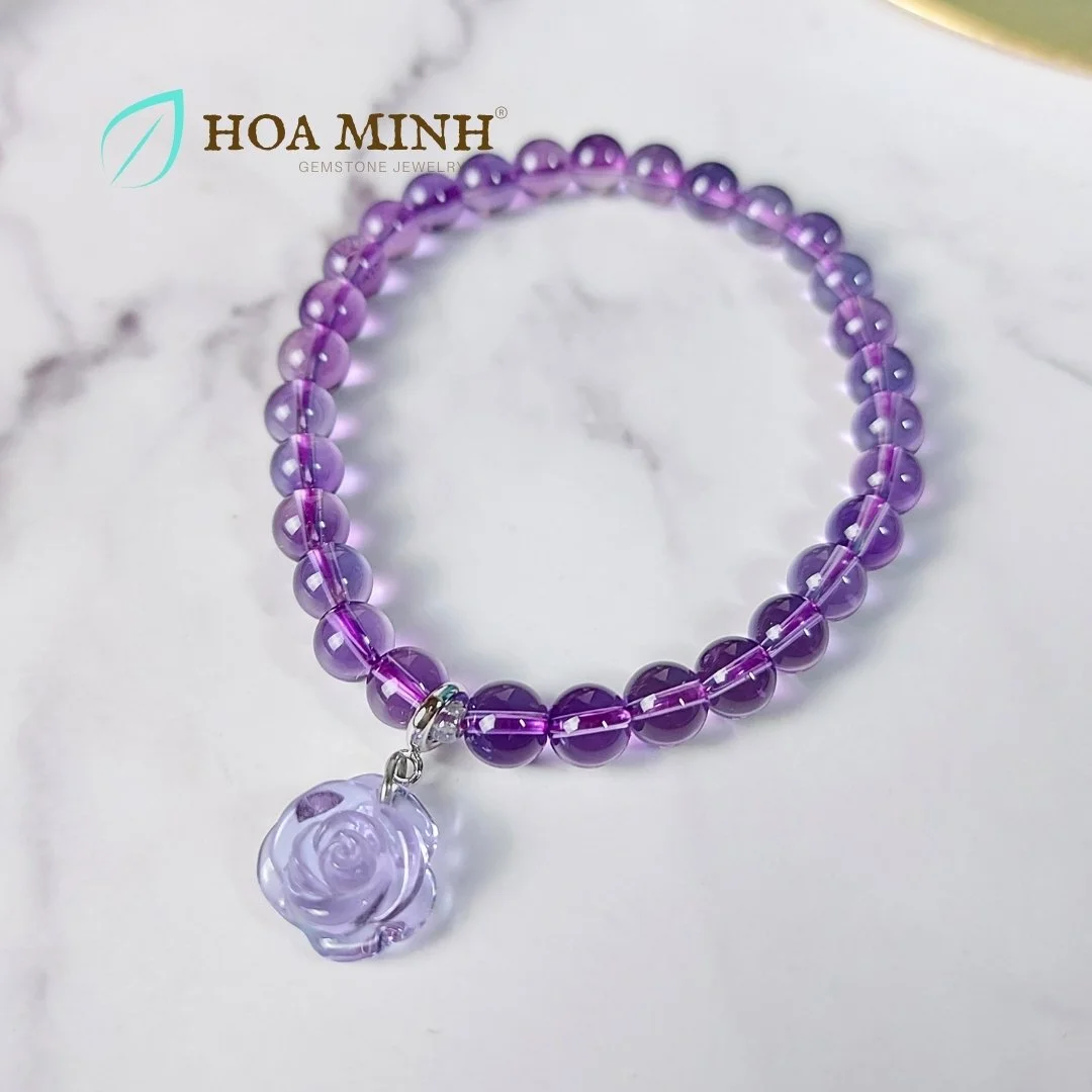 1-vong-tay-phong-thuy-da-thach-anh-mau-tim-size-hat-6-5-li-trong-treo-phoi-charm-da-cham-hoa-hong-tim-hoang-gia-cho-menh-hoa-tho-hoa-minh-gem.jpg