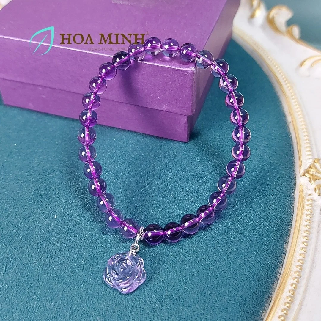 Vòng tay phong thủy đá Thạch anh màu tím size hạt 6.5 li trong trẻo phối charm đá chạm hoa hồng tím hoàng gia