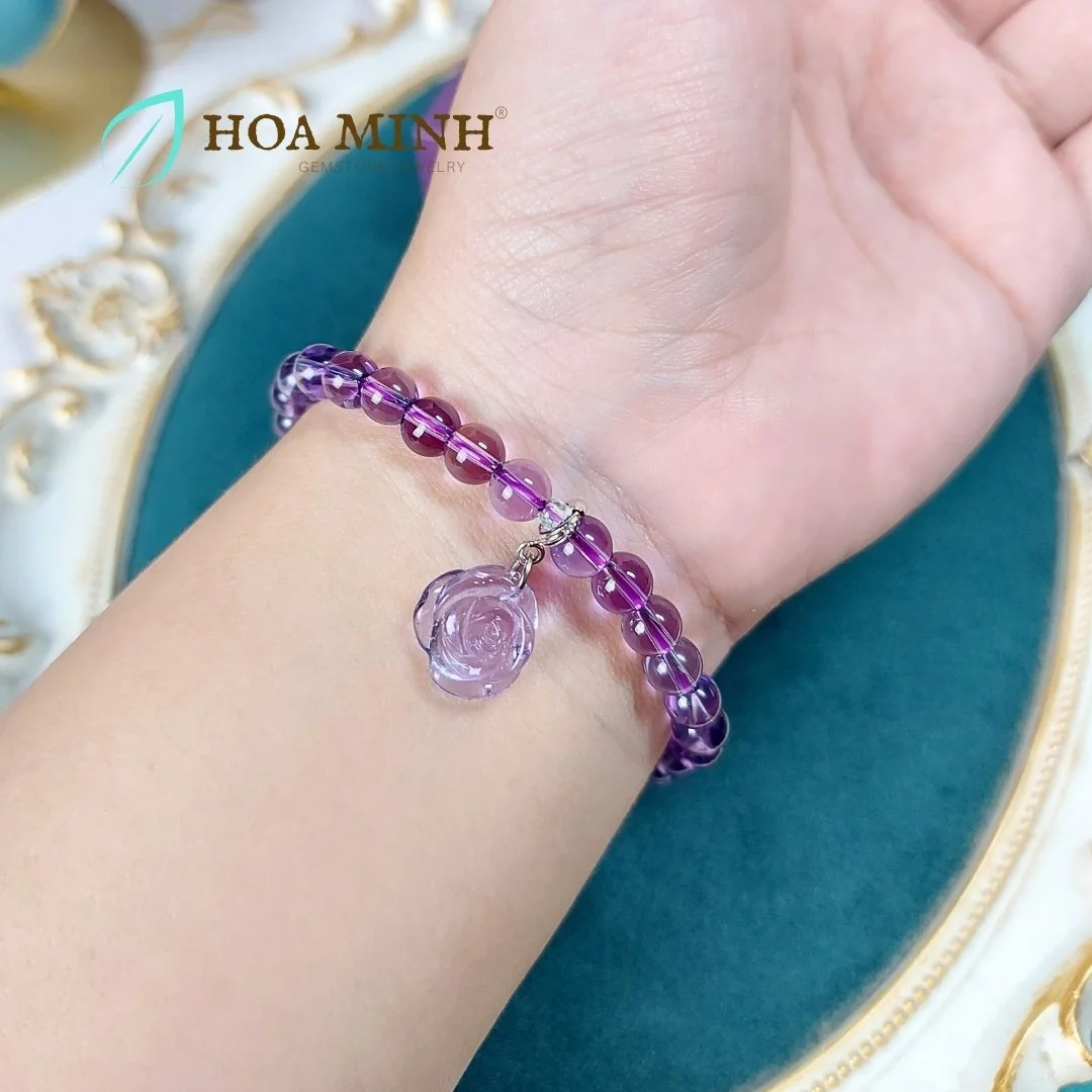 6-vong-tay-phong-thuy-da-thach-anh-mau-tim-size-hat-6-5-li-trong-treo-phoi-charm-da-cham-hoa-hong-tim-hoang-gia-cho-menh-hoa-tho-hoa-minh-gem.jpg