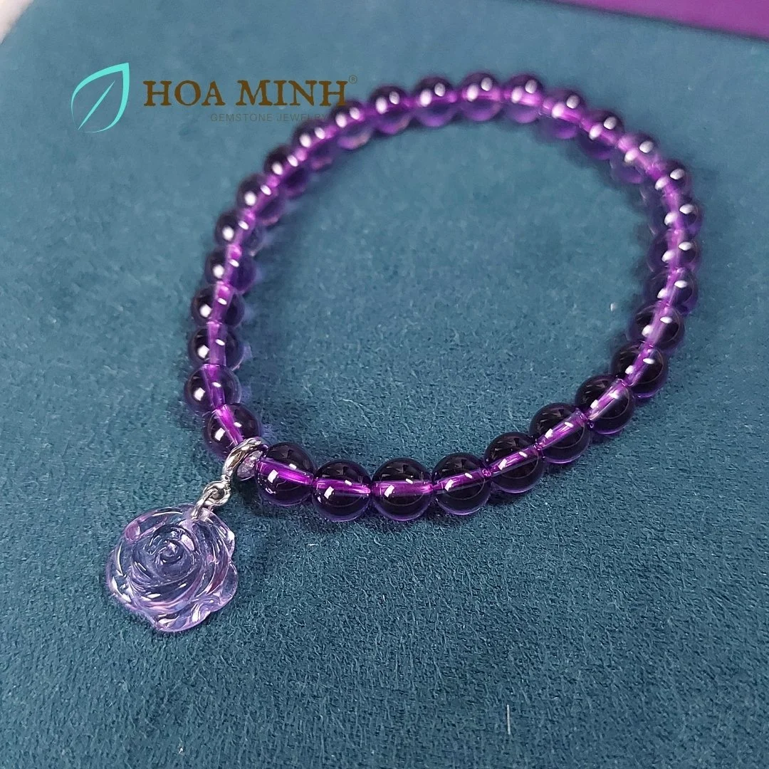 7-vong-tay-phong-thuy-da-thach-anh-mau-tim-size-hat-6-5-li-trong-treo-phoi-charm-da-cham-hoa-hong-tim-hoang-gia-cho-menh-hoa-tho-hoa-minh-gem.jpg