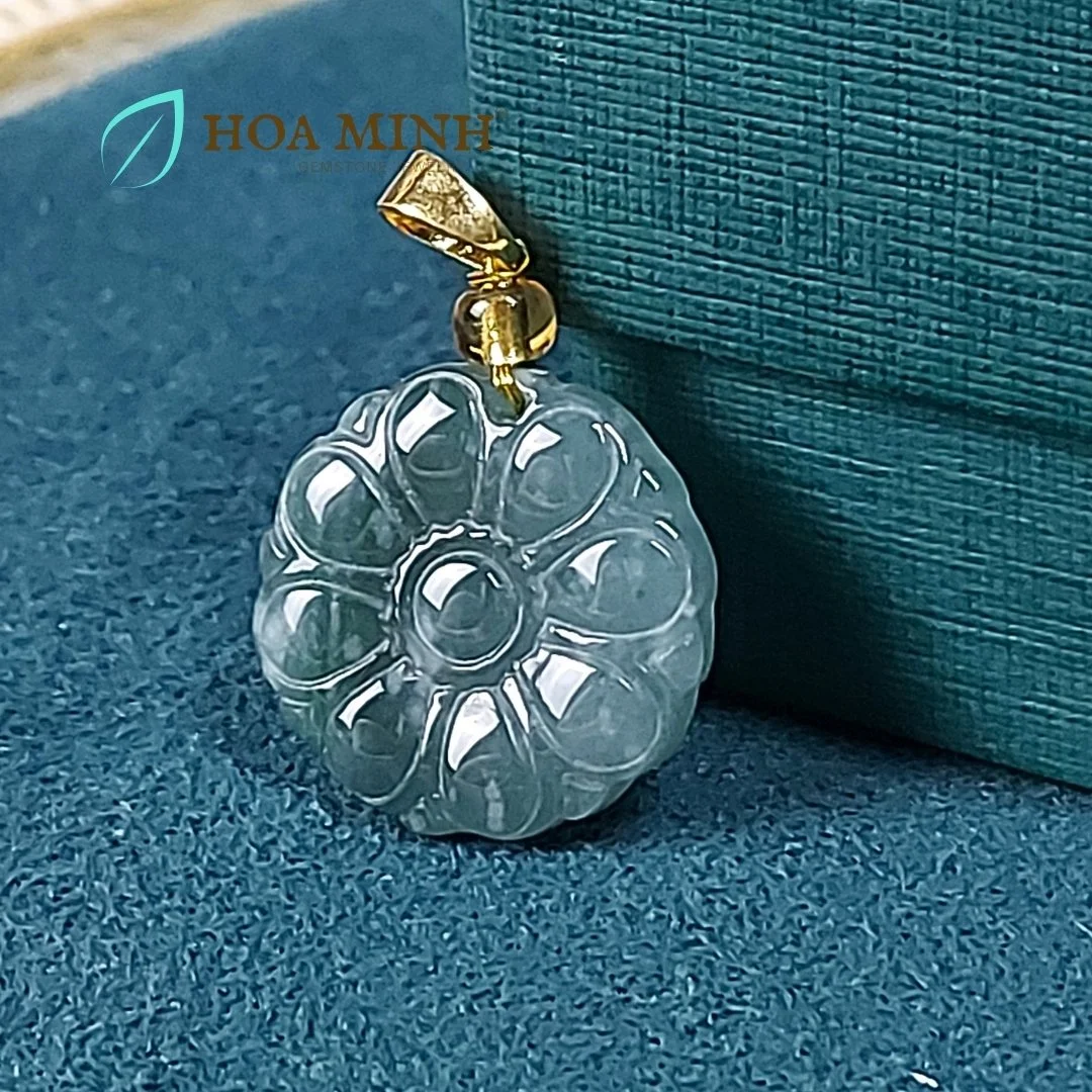 Mặt dây chuyền đá Cẩm Thạch lam Ngọc chạm khắc hình hoa cúc 8 cánh size đk 19mm kiều diễm, thời trang