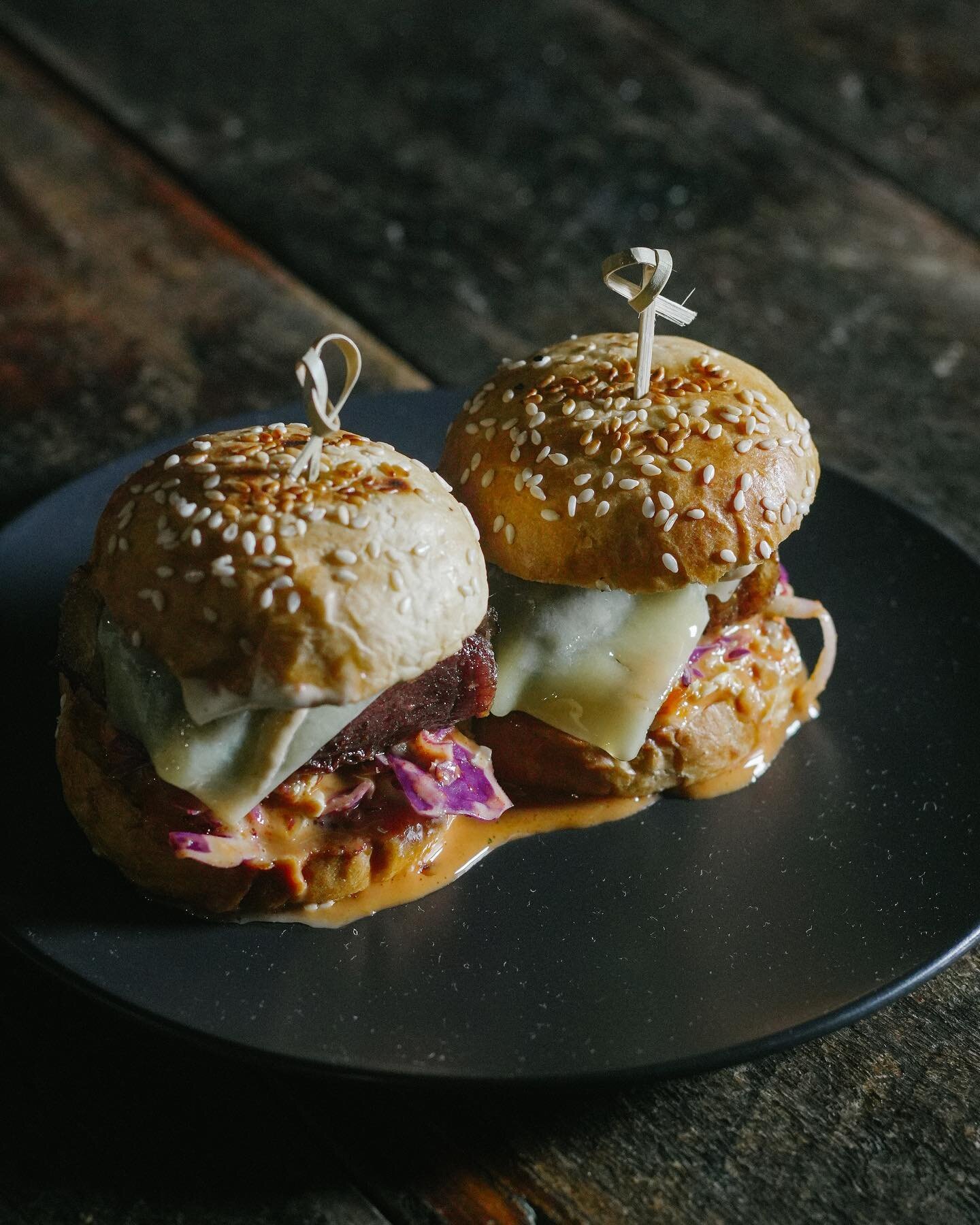 Chefs Special: 
- BBQ PORK BELLY SLIDERS
W/ W/ gochujang slaw, cheddar &amp; pickled cucumber

Open from 4pm. 
#shortyslennoxhead