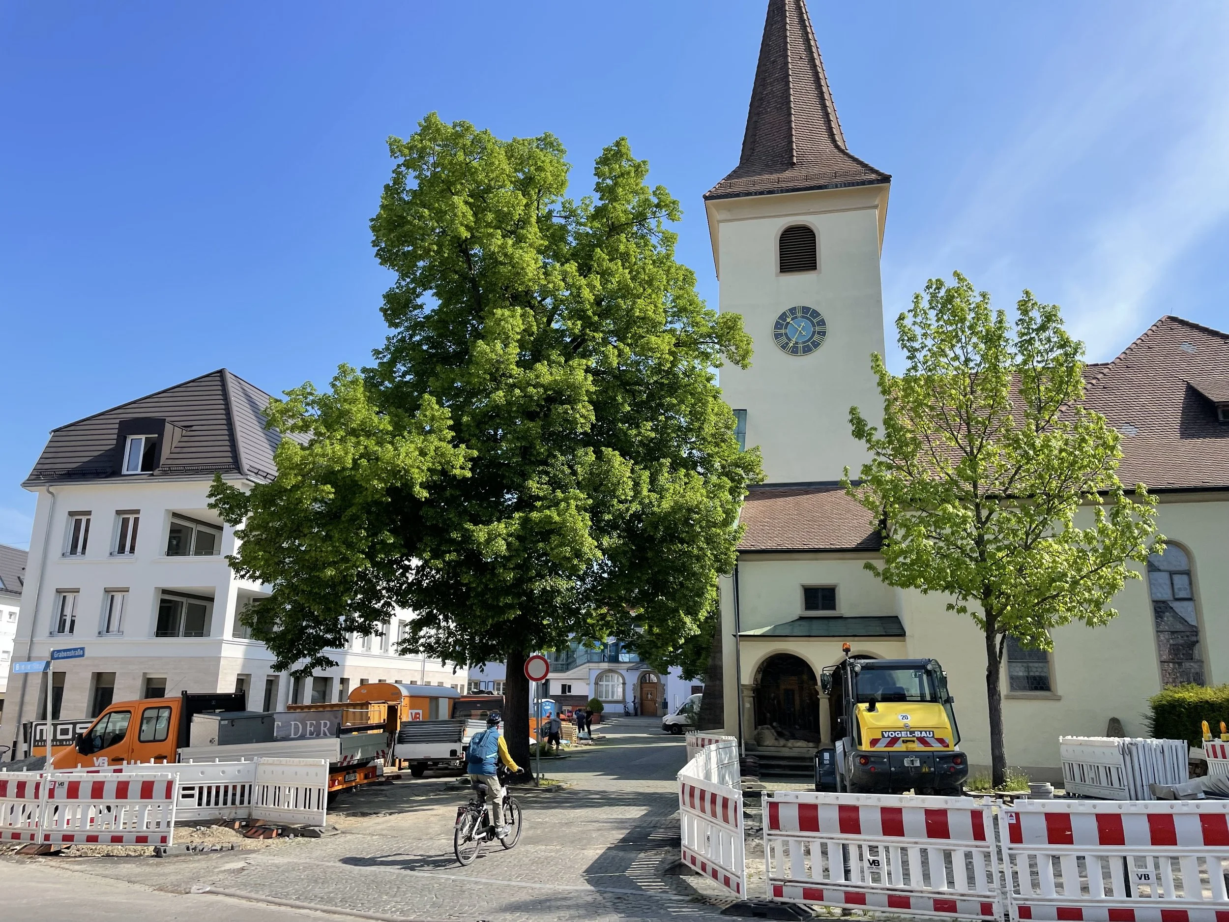 Blick von Süden auf die Kirche und die Neubebauung (links) 