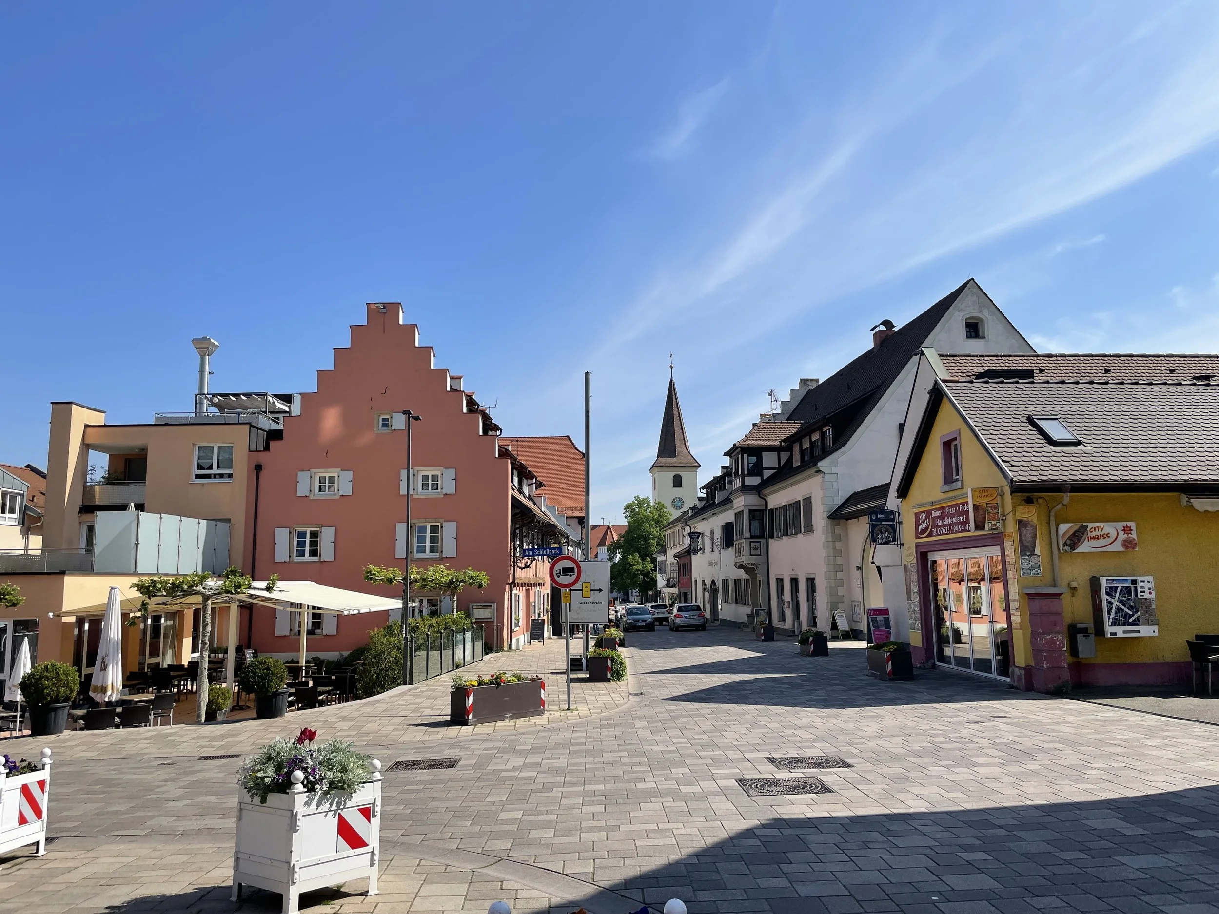 Blick von Süden, links die Einmündung der Straße Am Schlosspark