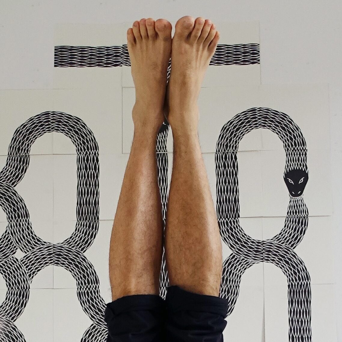 8_9 :
I like to emphasise on feeling the ground under your feet when you are practicing standing postures but particularly one leg balancing poses. When you are in an inversion you apply this awareness and flex your feet and activate your legs for st