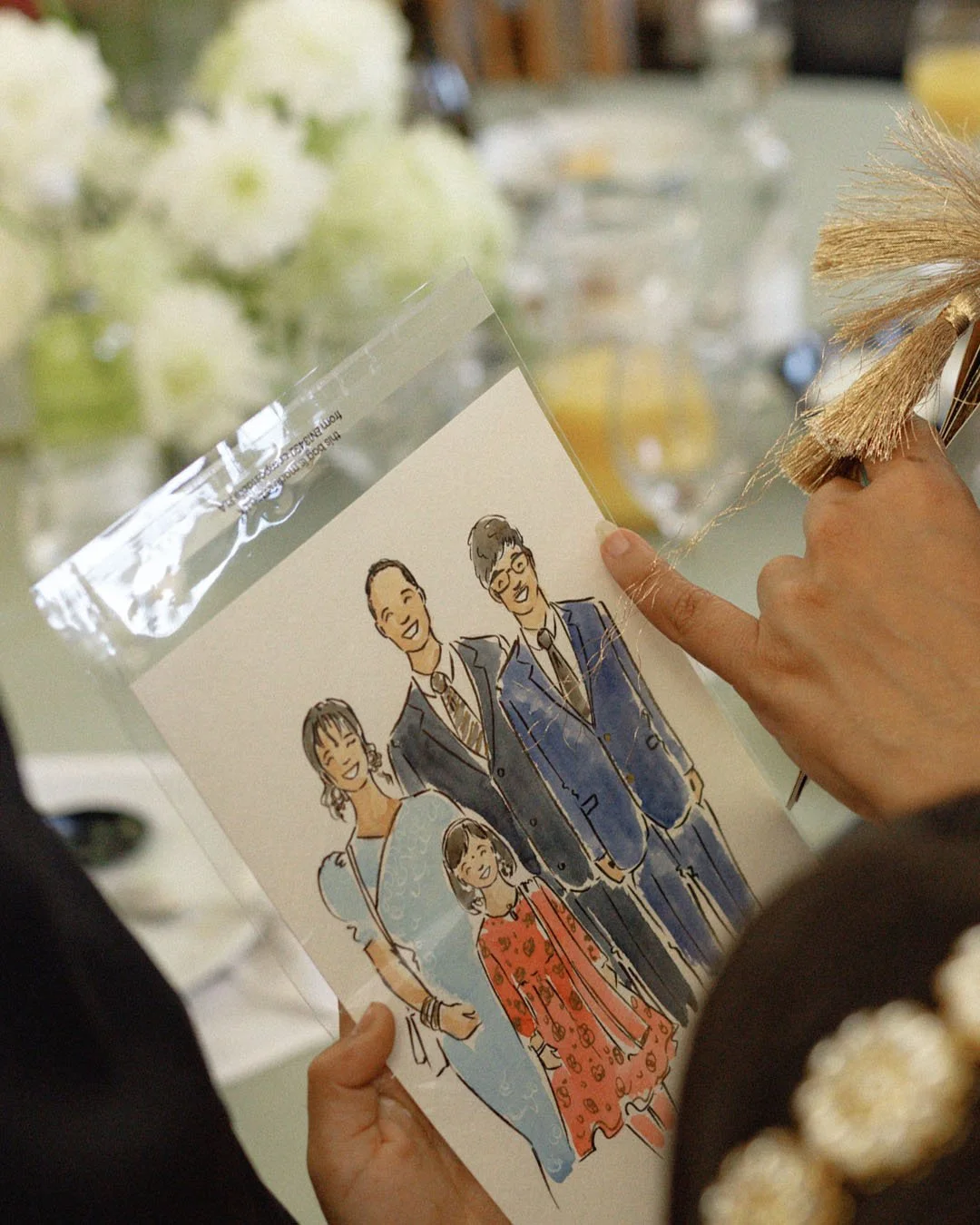 I love these photos by @tender_photographs of the joyful moment when guests receive their portraits.

These was taken at Lia and Aditya's wedding at Cambridge Cottage in Kew Gardens in London. 

Swipe to see the full portrait!

It was such a beautifu