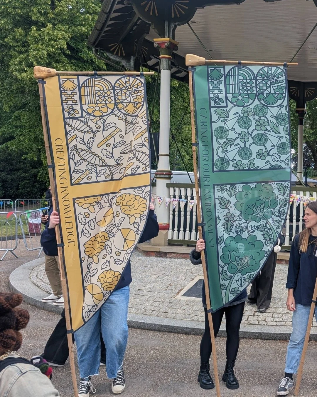 ✏️ Illustrated Flags to celebrate the Centenary of @uniofreading 

Last month I was contacted by Danielle at @101outdoorarts .  She was organising a parade to celebrate the @readingunisu on 17th May - part of their celebrations to mark 100 years of t
