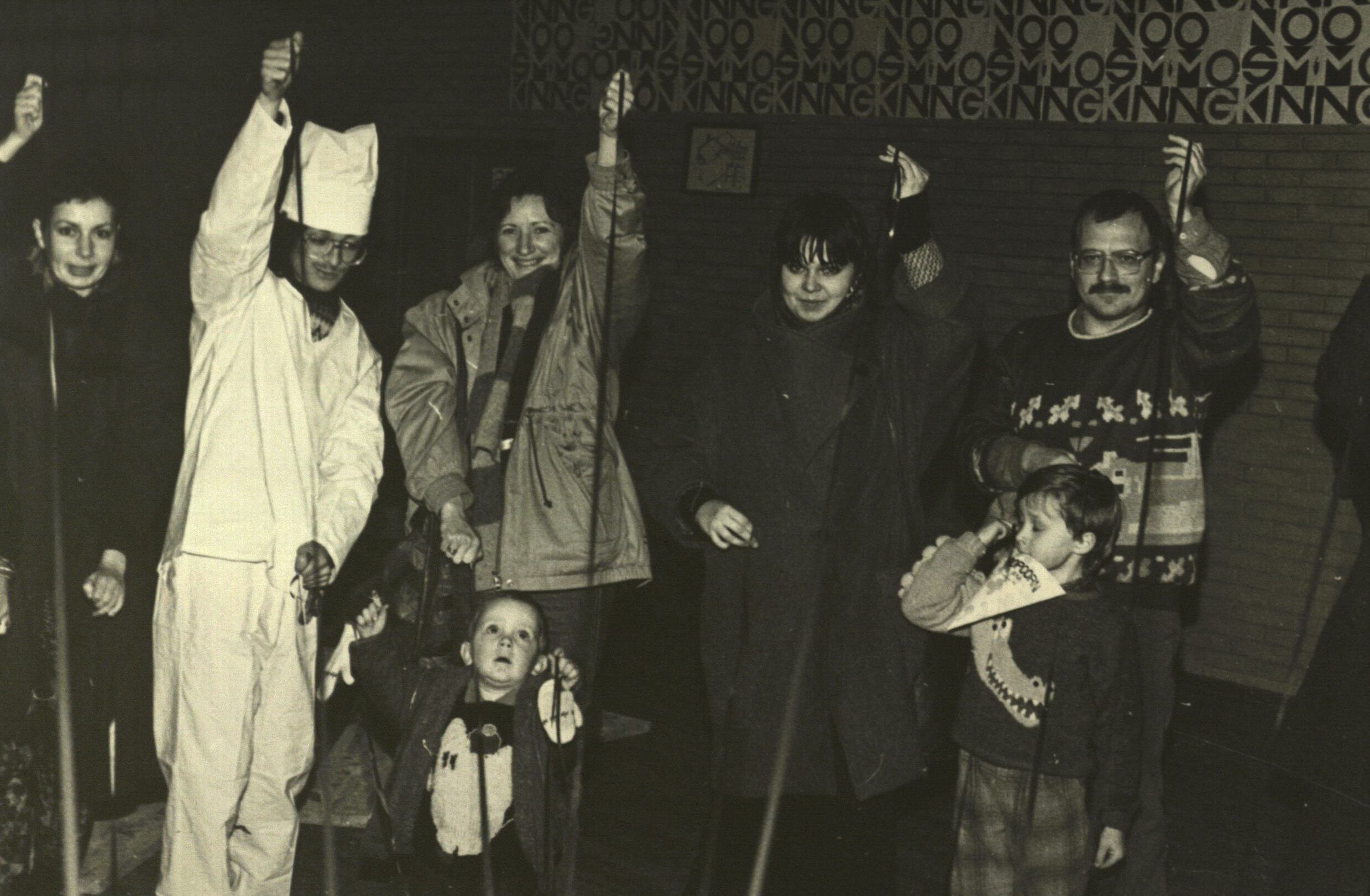 1992 fluxus paroda Moksleiviu rumuose Vilniuje uzdarymo akcija.jpg
