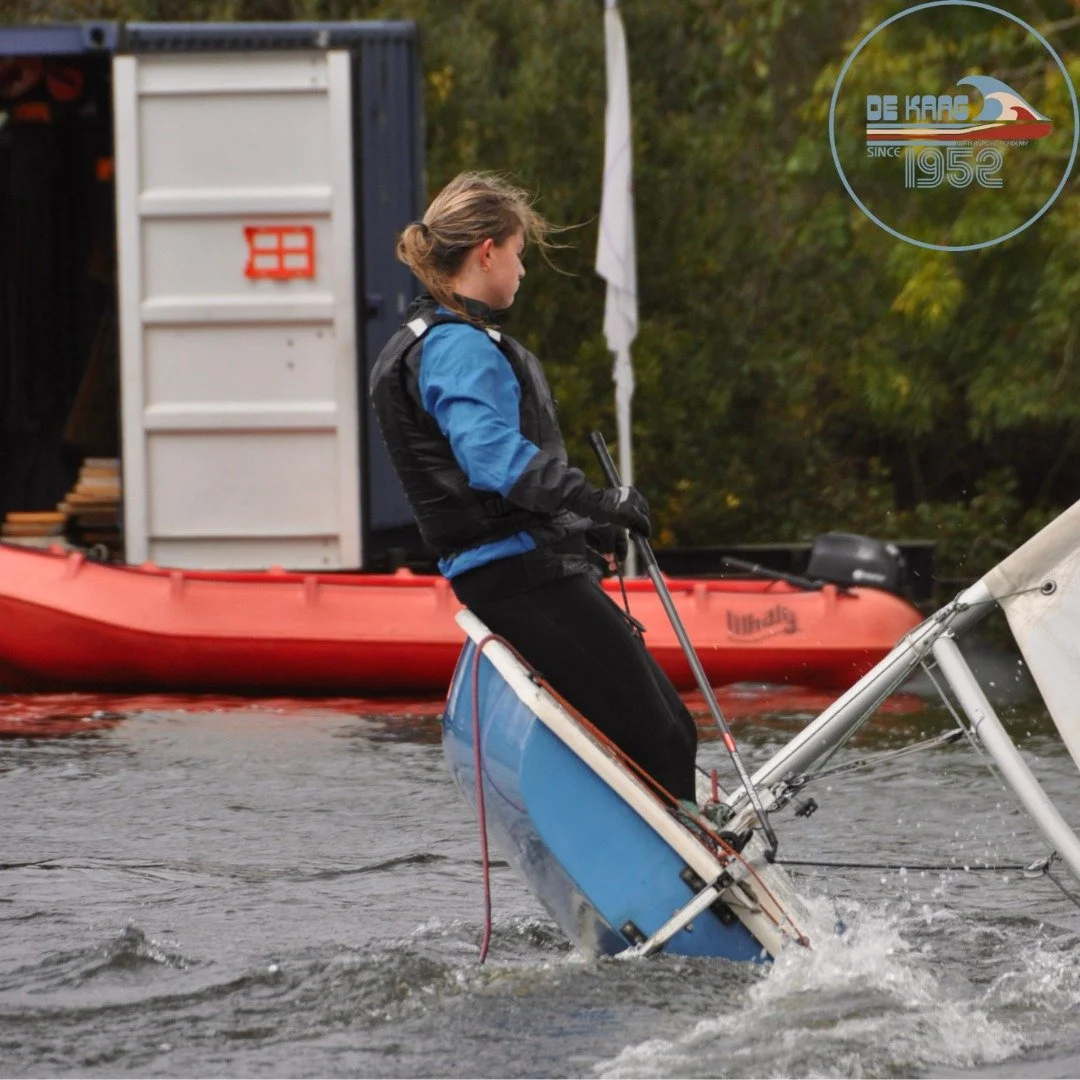 Herfstweek 2025 - Apres Sail!

W&aacute;t een feest deze week voor onze zeilers; mooie wind en vooral heel veel zeilen🎉! 

Naast het zeilen warmen we lekker op bij de open haard met een warme choco en zijn er diverse avond programma's. Voor de train