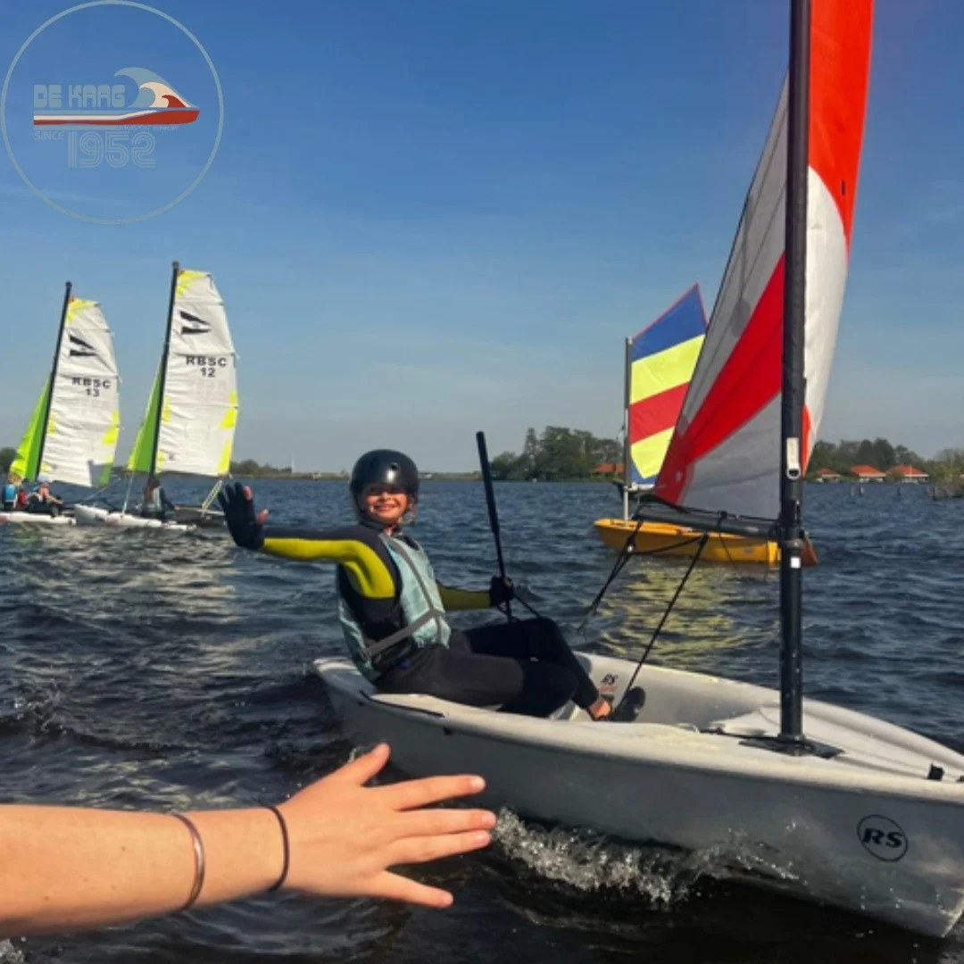 High Five! De week is weer doormidden! Kom je ook 'high fiven' komende herfstweek?! 

Het thema deze week is Apres-Ski meets Sail! De hele zeilschool zal in deze sferen zijn. Denk aan apres-ski muziek, zeilen met je ski bril op en natuurlijk een echt