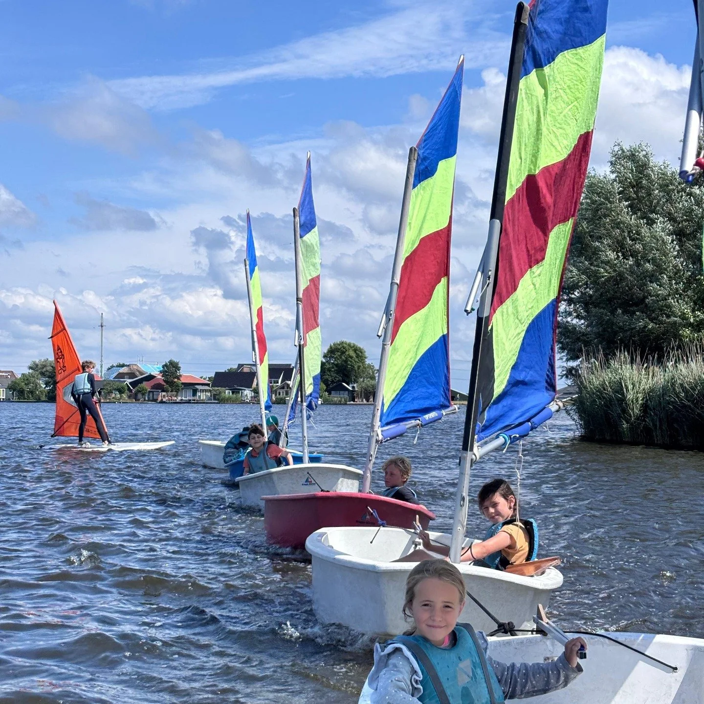 🏄&zwj;♂️ ⛵️Kamp Week 35 &ndash; Foto Recap
Watersport Academy De Kaag | 25 &ndash; 30 augustus 2025😀

Hier is het stof weer neergedaald na een fan-tas-tische zomer! En wat was de laatste zomerkamp week weer een TOP week! 

Hopelijk tot in de herfst
