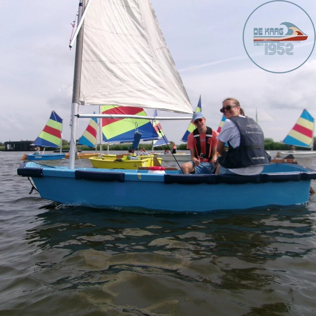 De optimist is d&eacute; boot waarin je leert zeilen! Onder begeleiding van onze gecertificeerde instructeurs leer je alle beginstappen van het zeilen.

Om het nog leuker te maken hebben we het Optisch Bedrog gebouwd, een optimist die wel 3 keer zo g