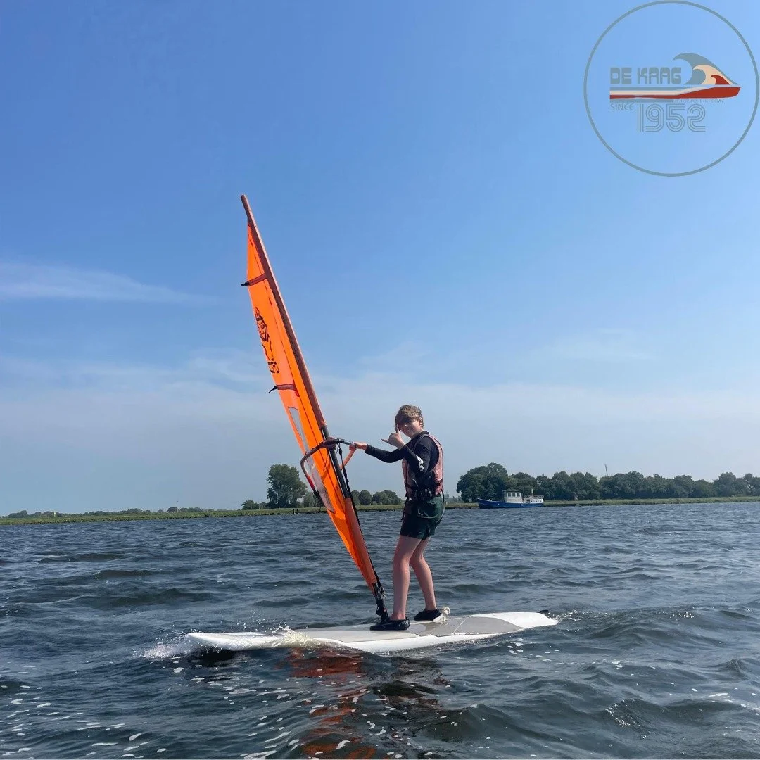 Hang Loose🤟! Surfen op de Kaag, al decennia lang een van de favoriete kampen! 

Ben je minimaal 11 jaar oud en wil je jouw surf skills uitbreiden &oacute;f ben je de startende surfer; we bieden elk niveau een passende week zodat jij aan het eind van