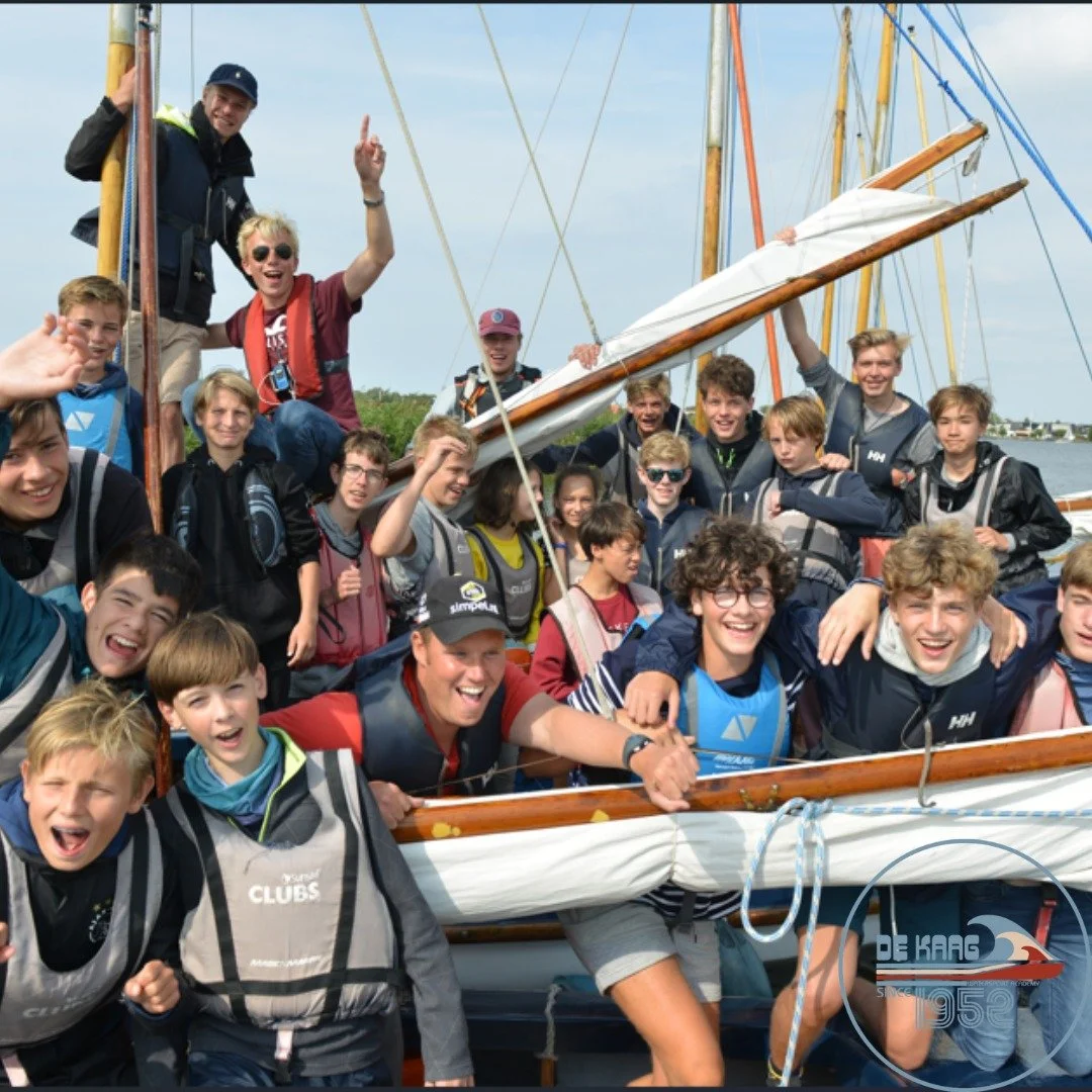Yeah! Vandaag staat de kielboot in het zonnetje! 

In deze boot zit je met 4 andere cursisten (minimaal 12 jaar oud) in de valk. Een week vol zeilen samen met je vertrouwde mede cursisten! 

Natuurlijk elke dag een mooie tocht over de Kagerplassen en