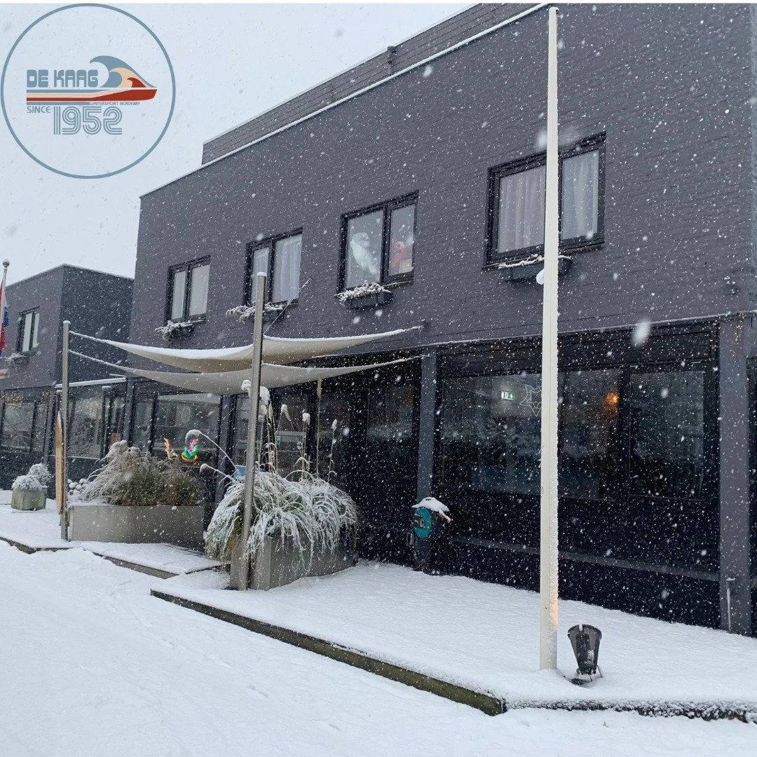 W&aacute;t een heerlijke plaatjes! Onze zeilschool ligt onder een vers pak sneeuw, wij houden er van!

Nog 10 dagen en dan stopt de vroegboek korting alweer voor de zomer vakantie. Heb jij jouw boeking al gemaakt?!

#sneeuw #kaag #watersport #zeilkam