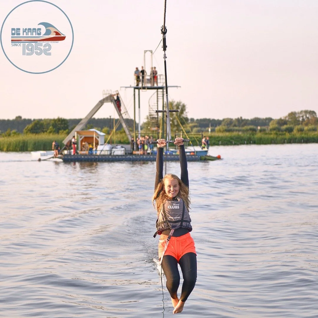 Voor onze interne én extern+ cursisten staat er elke avond een tof avondprogramma klaar! 🔥

Is het weer ons goed gezind? Dan gaan we natuurlijk het water op!

De pontparty is favoriet: alles uit de kast! Van de tokkelbaan en blob springen tot