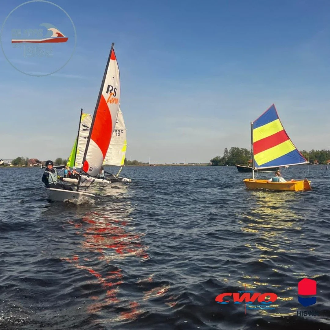 De meiweek is hét startschot van het watersportseizoen bij Watersport Academy De Kaag! 🌊☀️

Deze week start op zondag 26 april en eindigt op zaterdag 2 mei. 

Naast onze reguliere zeilkampen leiden we in deze week ook nieuwe instructeurs op. 