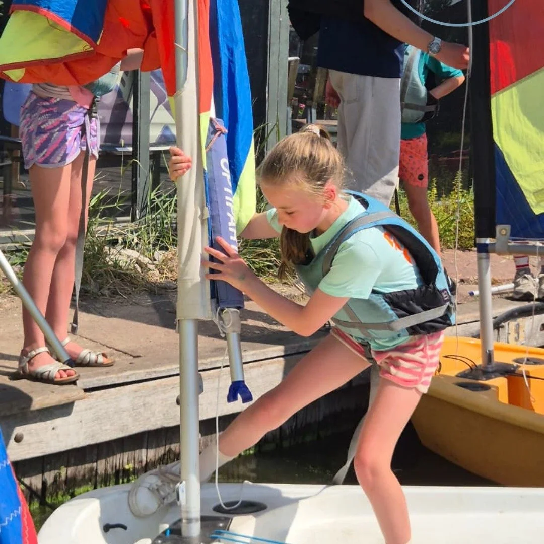 Elke week starten we met het havenprogramma voor de allerjongste zeilers! ⛵

Hier leren ze stap voor stap het optuigen van de Optimist – dé ideale beginnersboot om spelenderwijs vertrouwd te raken met zeilen.

Een mooie start van een hee