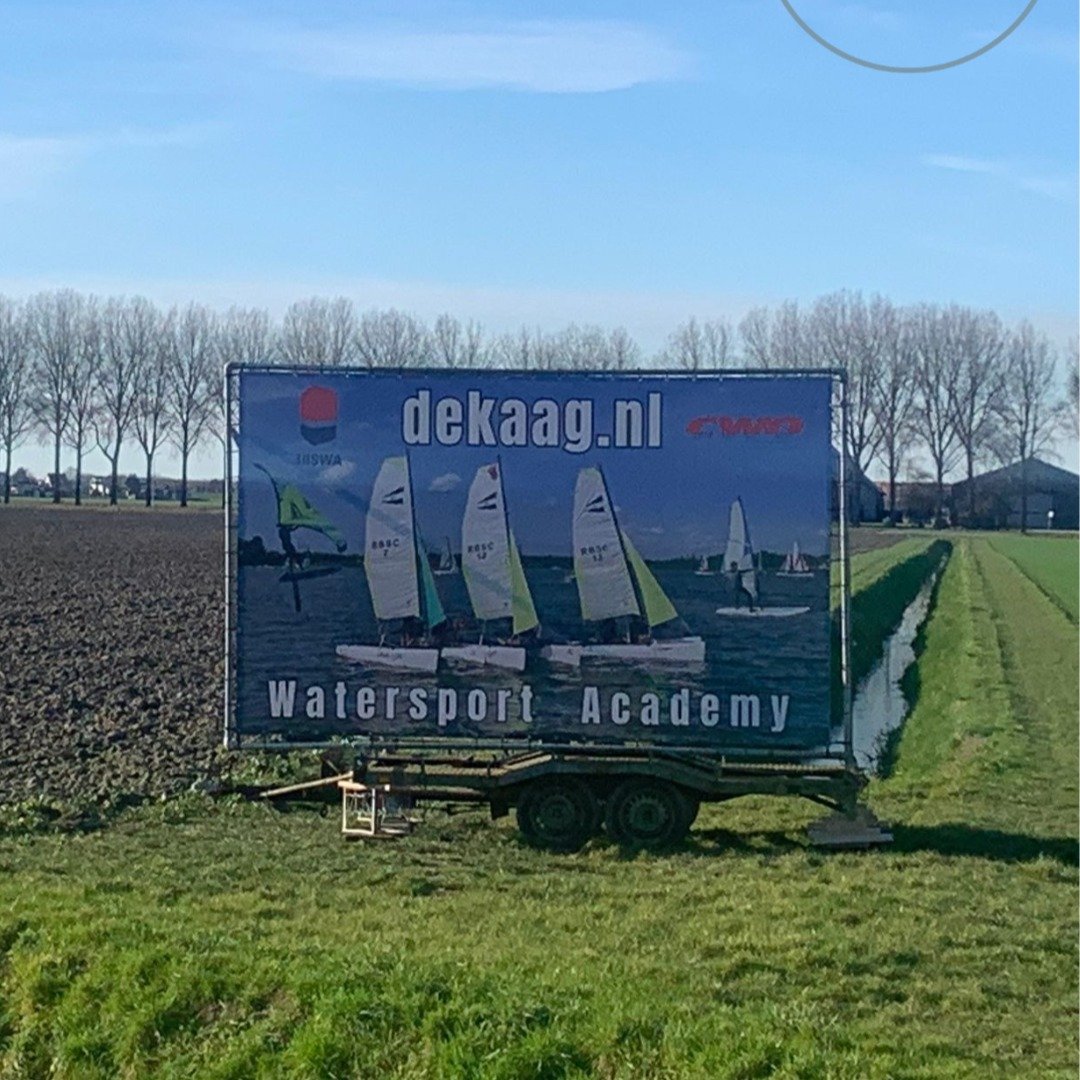 Ergens langs de snelweg staat dit reuze grote bord te shinen 👀✨

Heb jij &rsquo;m al gespot?! 🚗💨

#zeilkamp #lente #zeilen #watersport #kamp #zomer