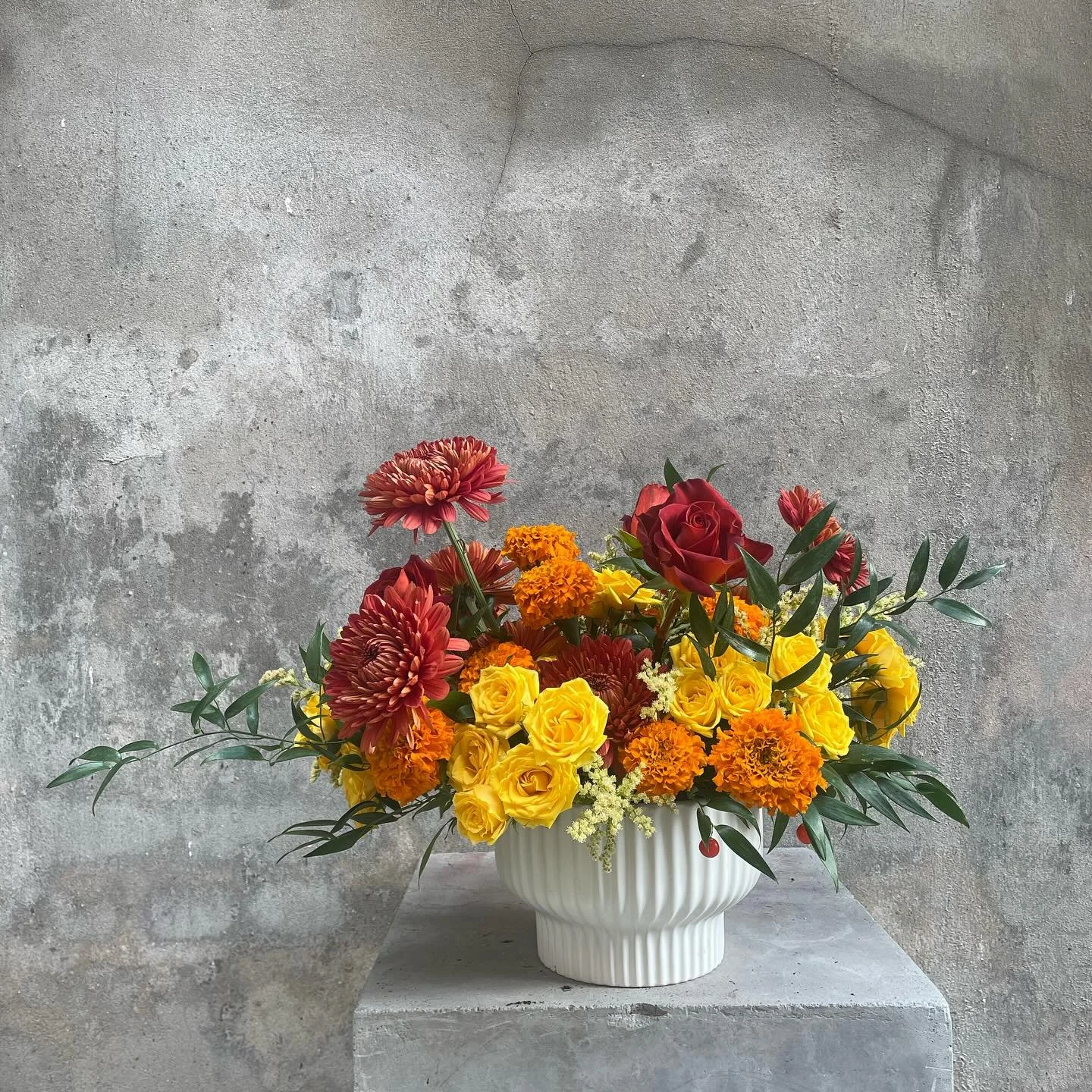 The holidays are right around the corner! Don&rsquo;t forget to order florals for all your dinner/cocktail/holiday parties over the next few months! Give us a call to get your order in today 💐

#flower #floralarrangement #holiday #centerpiece #flora