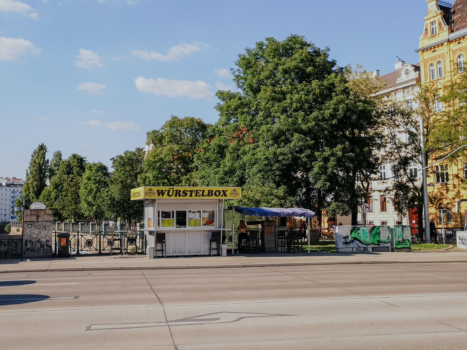 Die Würstelbox auf der Pilgrambrücke – der sympathischste Würstelverkäufer  im Grätzl — Grätzlfreunde