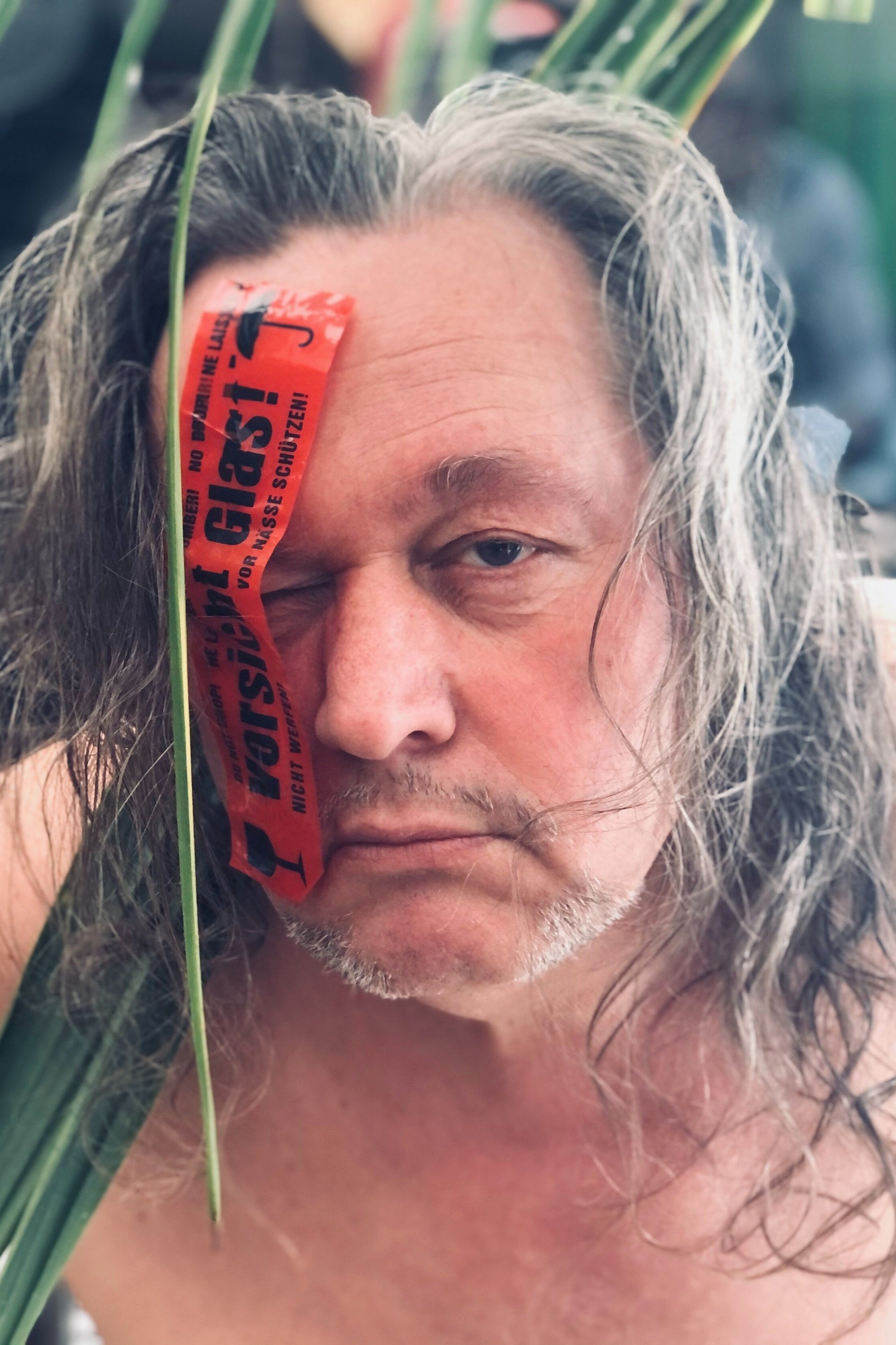 Conny Gabora mit Klebeband.jpg