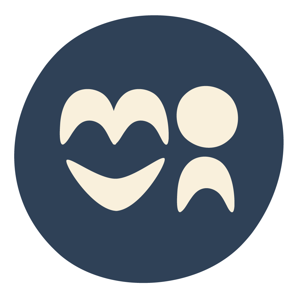 Le logotype de mova dans sa forme de pastille, les lettres sont placées de façon a formé un coeur + une silhouette